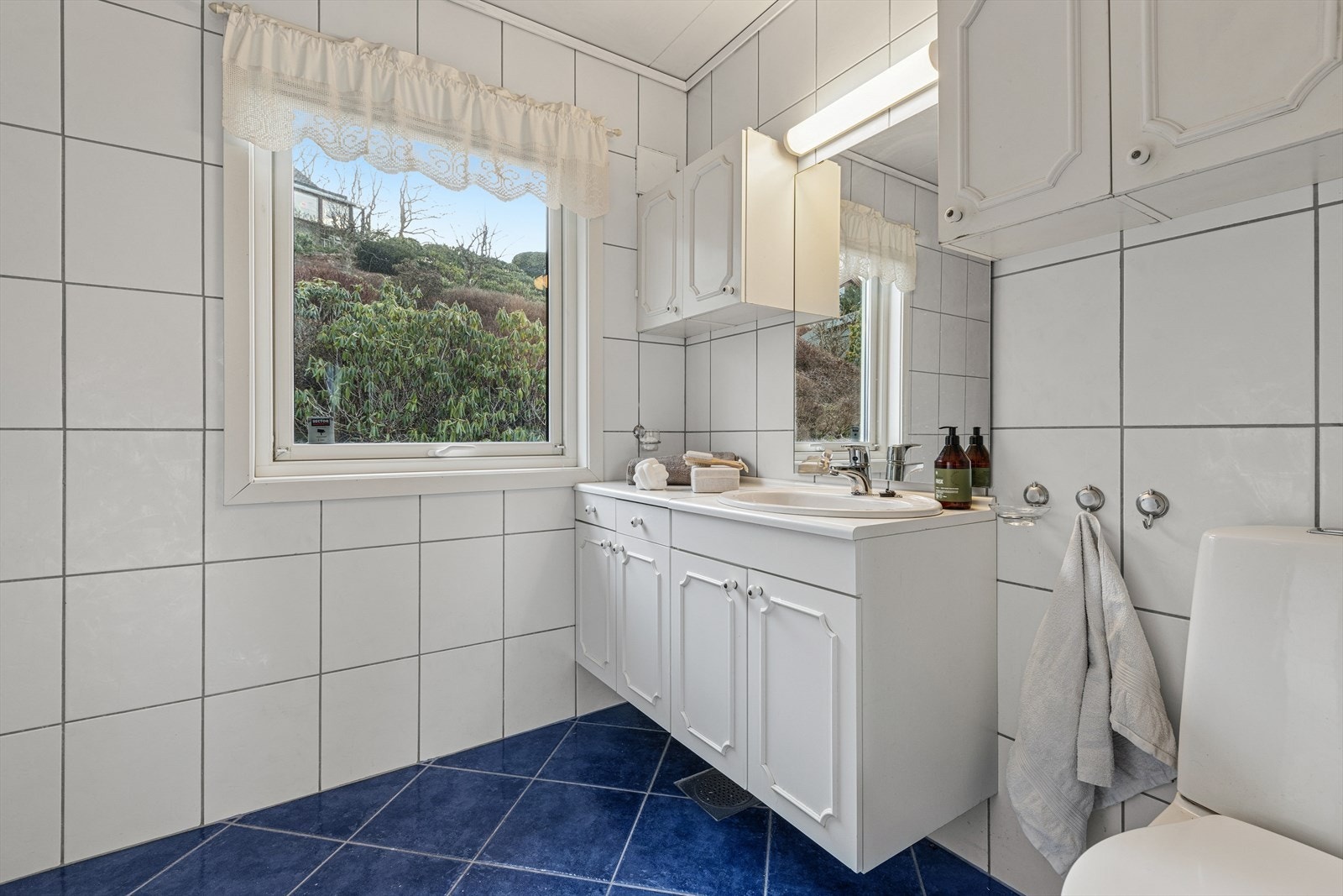 Flislagt baderom fra midten av 1990 tallet med himlingsplater i taket og elektriske varmekabler i gulv. Galleribilde