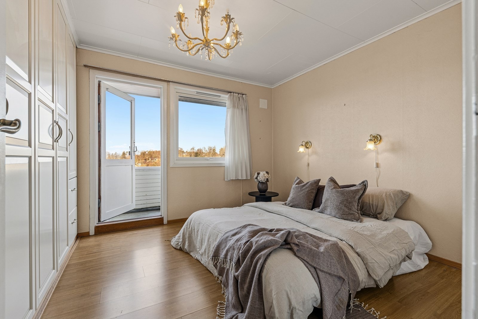 Fra soverommet har man direkte utgang til en altan. Galleribilde