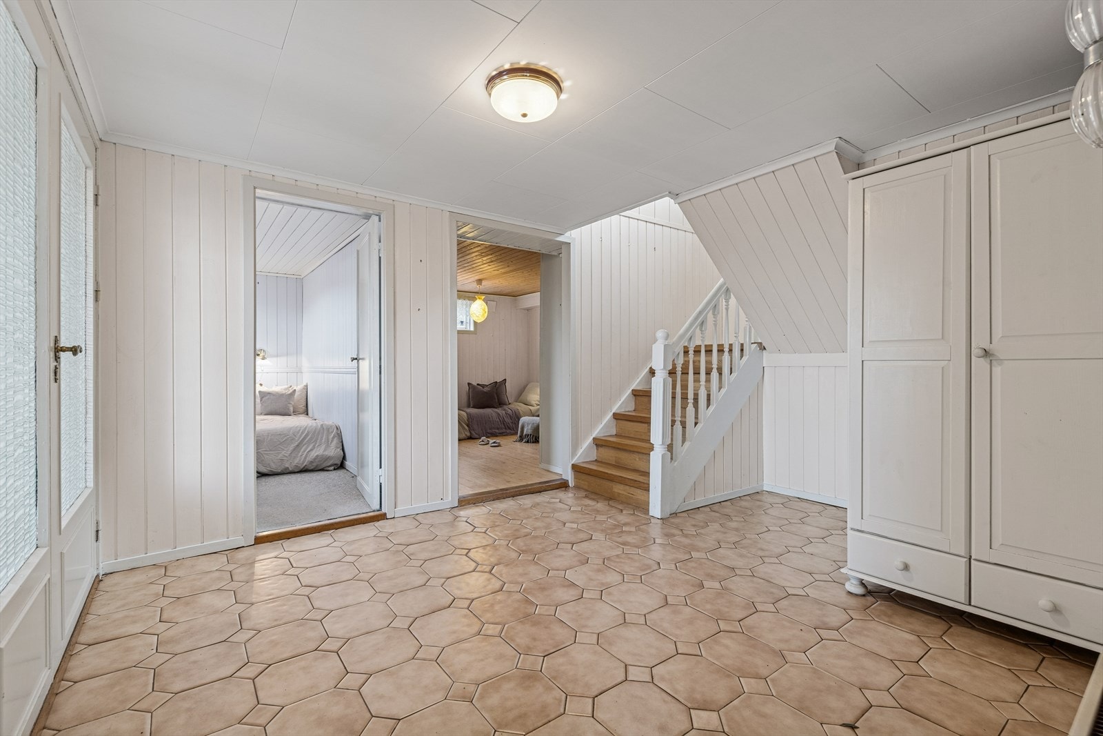 I underteasjen finner man hovedinngangen hvor man blir møtt av en romslig gang. Galleribilde