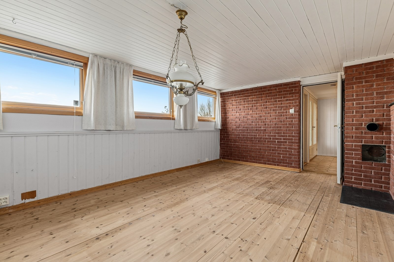 I underetasjen er det innredet to soverom og en stue i det som på godkjente tegninger er bodareal. Bruksendringen av disse rommene er ikke omsøkt og godkjent. Se mer informasjon under punkt for ferdigattest i salgsoppgaven. Galleribilde