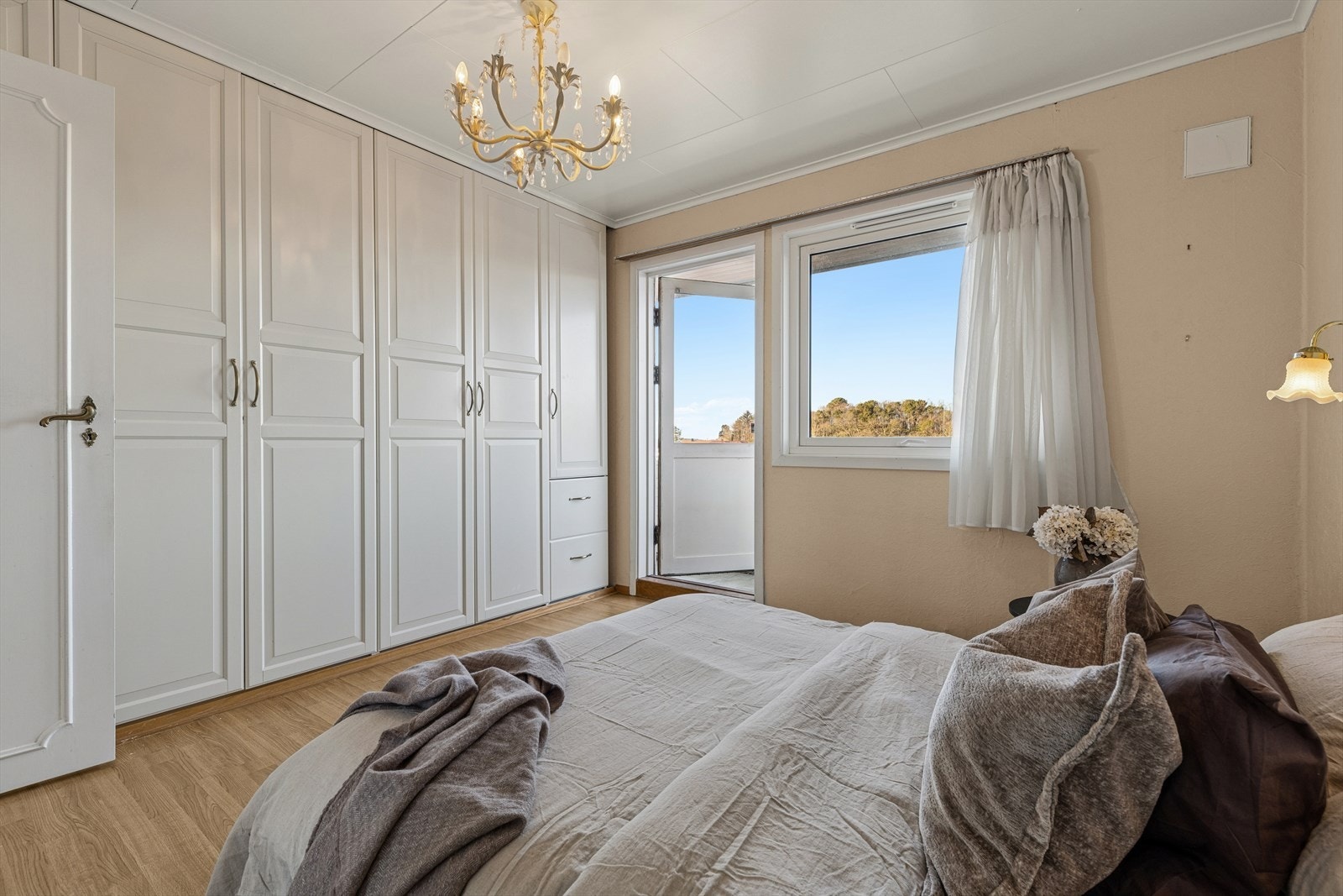 Hovedsoverommet er av god størrelse med plass til både dobbelseng og andre møblement. I tillegg har man mye garderobeplass. Galleribilde