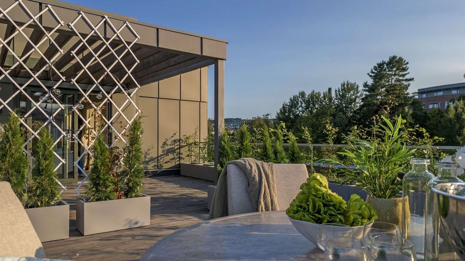 Det er mange muligheter på denne unike takterrassen for arrondering av ulike soner når man skal nyte eller skjerme seg fra sola. Galleribilde