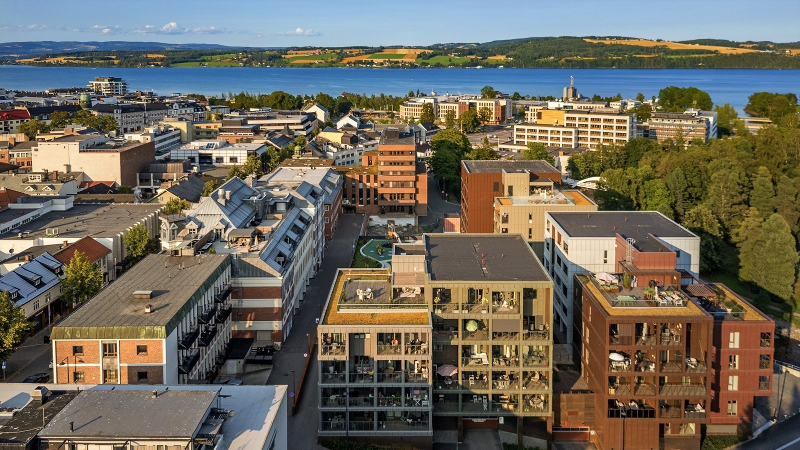 Toppleiligheten ligger i bygget rett frem med takterrasse til venstre og en større balkong mot sørvest på siden. Galleribilde
