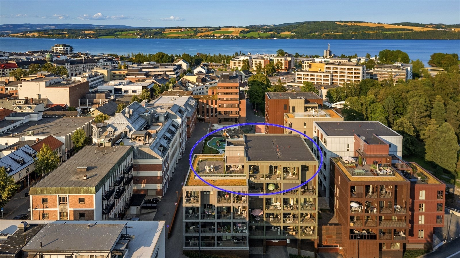 Toppleiligheten ligger i bygget rett frem med takterrasse til venstre og en større balkong mot sørvest på siden. Galleribilde