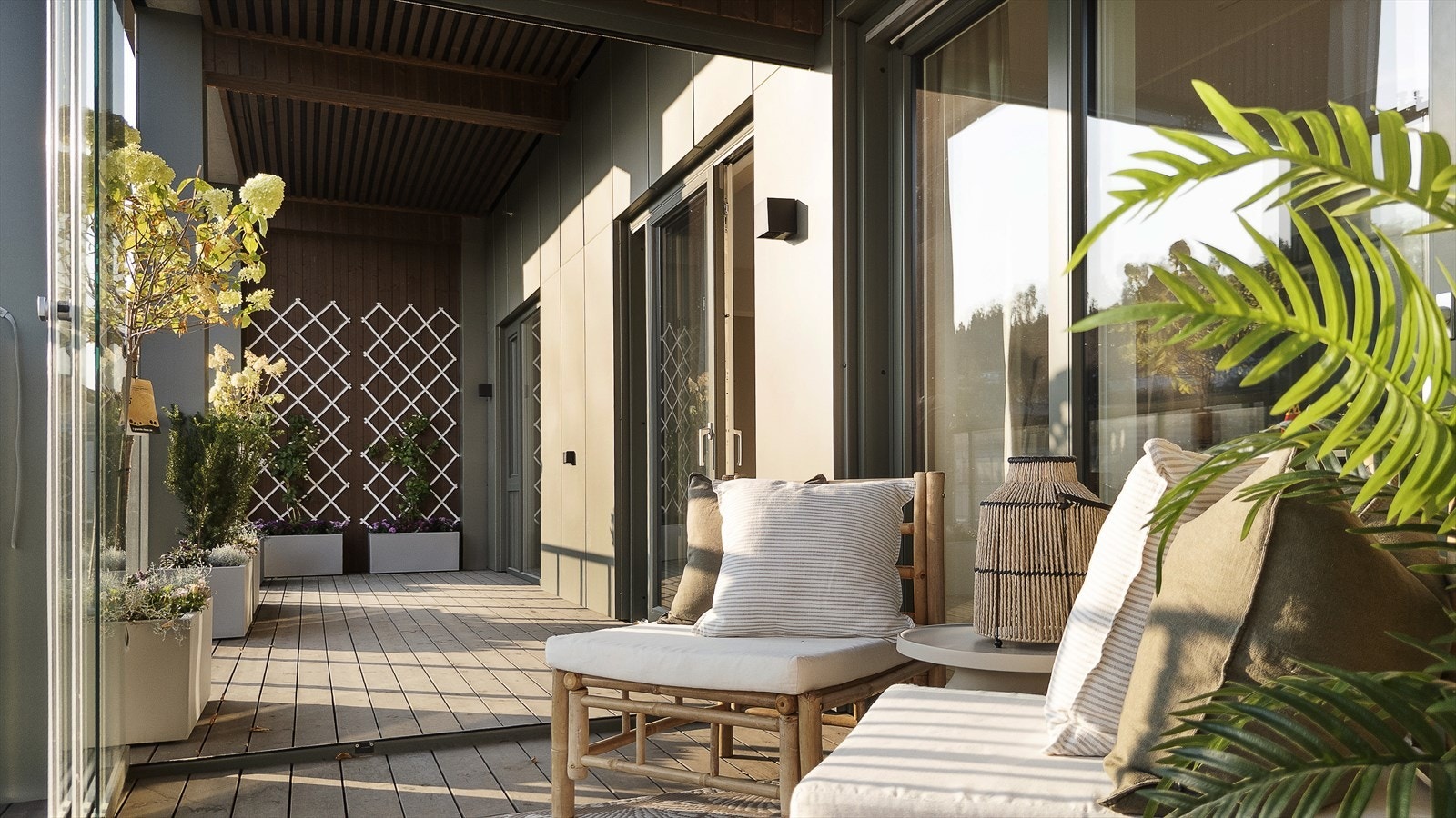 Utenfor stue/kjøkken er det to utganger til en overbygd balkong på nesten 30 kvm hvor ca 9 kvm er innglasset. Galleribilde