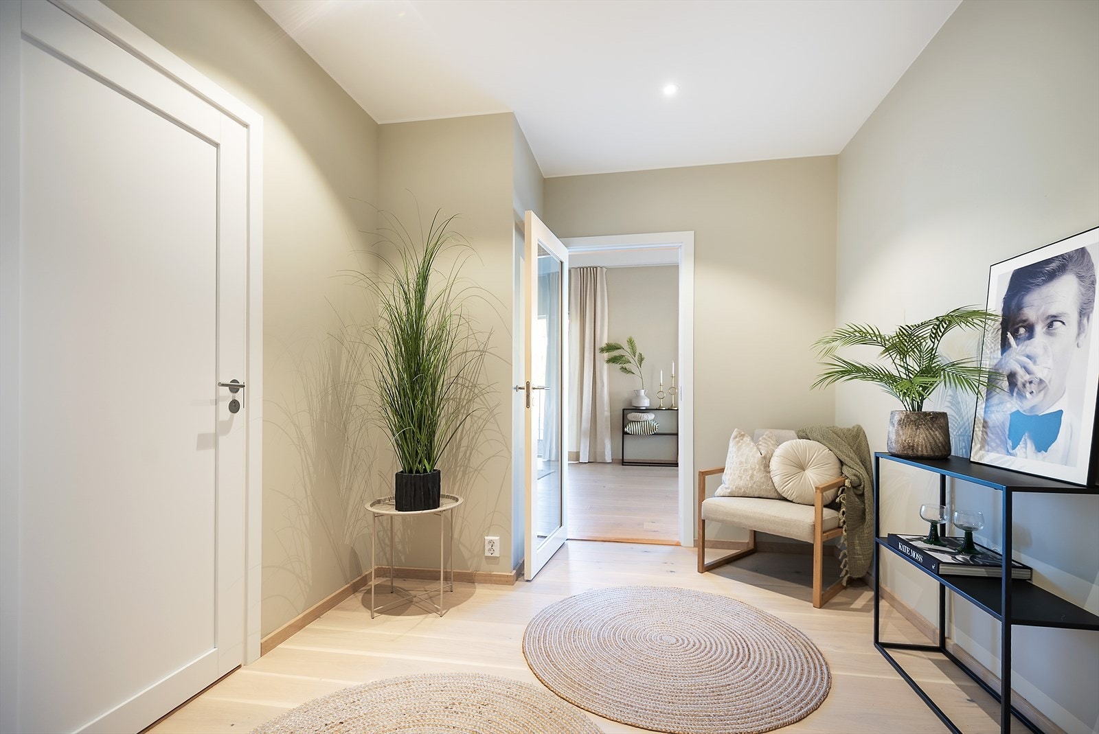 Velkommen inn! Romslig entre med gode garderobemuligheter Galleribilde