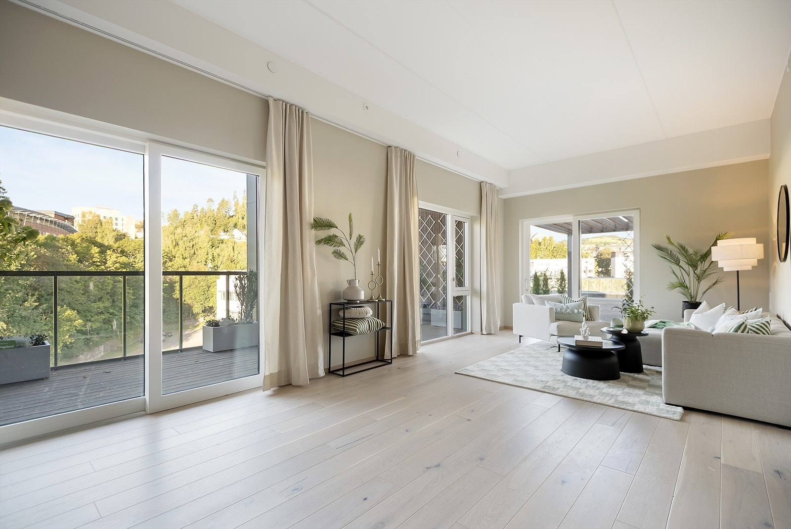 Store vindusfalter med god innfall av dagslys og med flere utegang til både balkong med innglasset del og ut på den unike takterrassen med pergola. Galleribilde