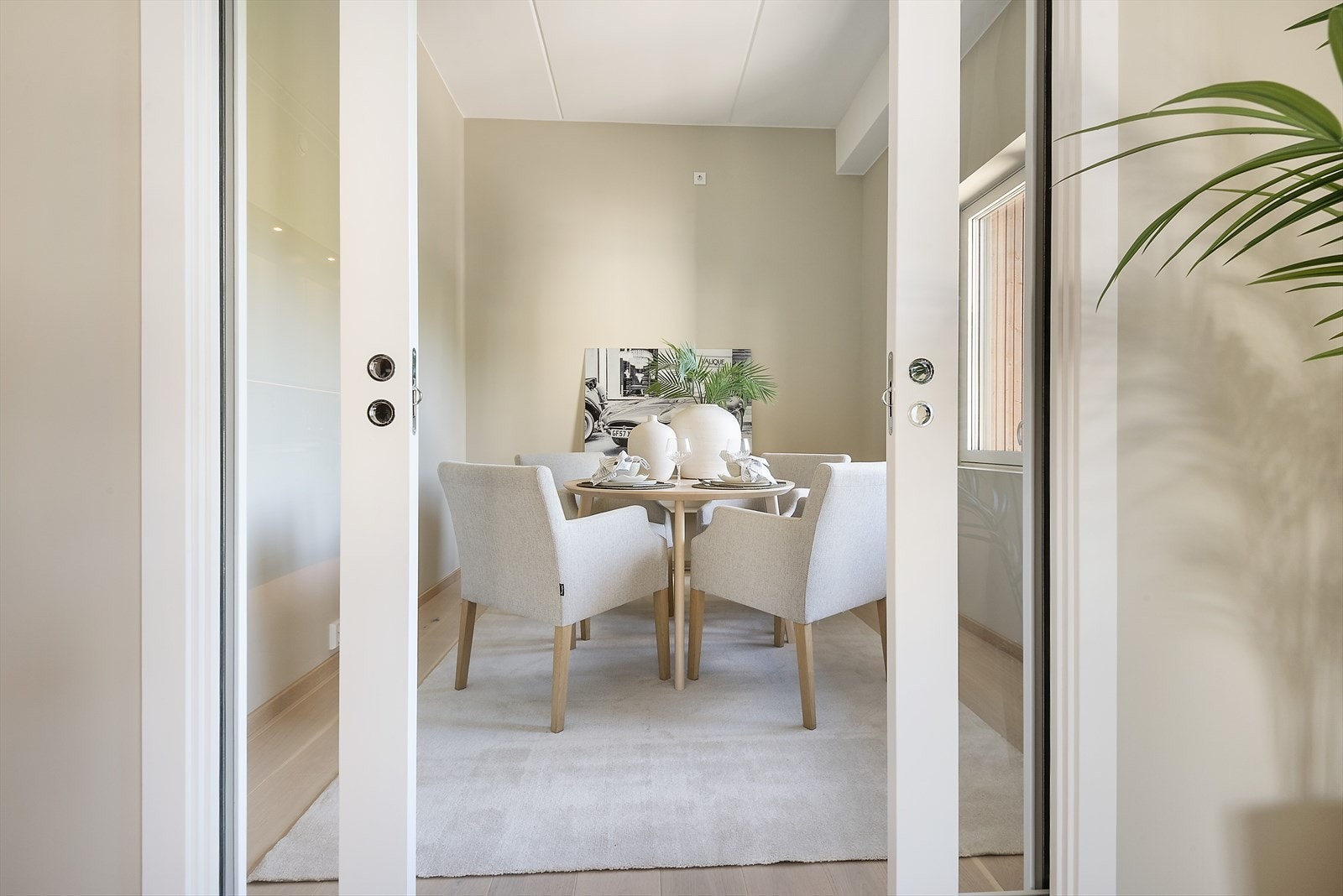 Skyvedører i glass inntil dette anvendelige rommet. Galleribilde