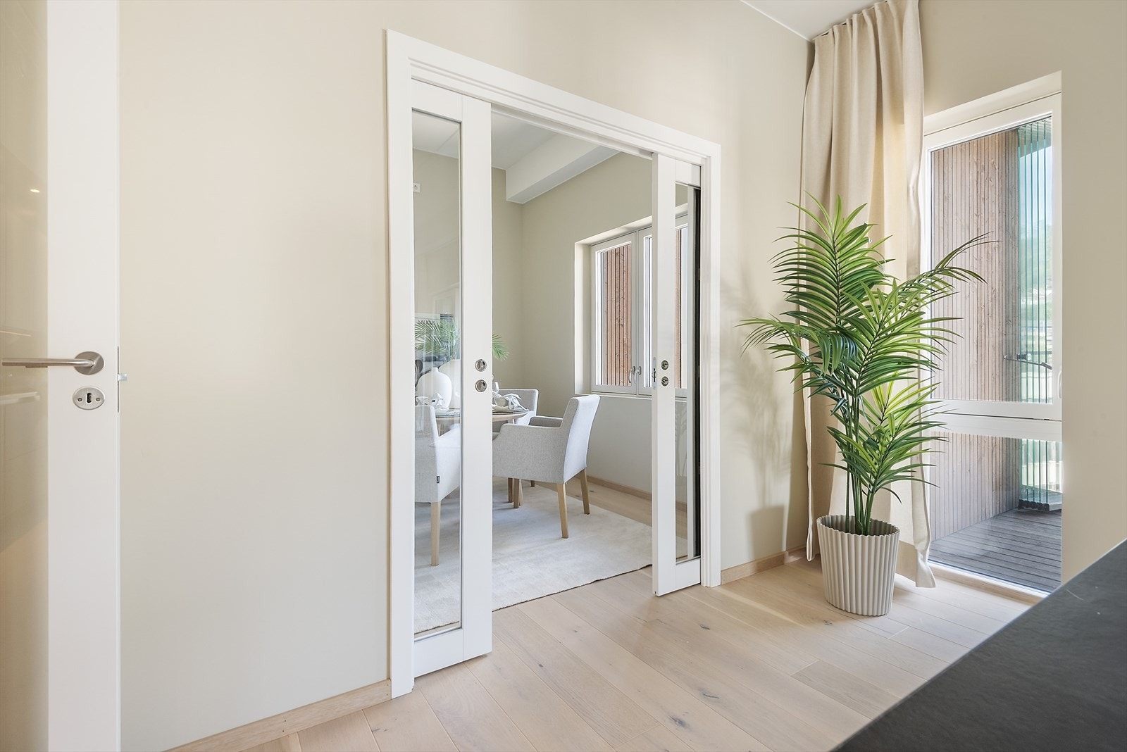 Innenfor kjøkkenet er det et flott rom som kan benyttes som spisestue, tv-stue, kontor eller gjesterom. Galleribilde