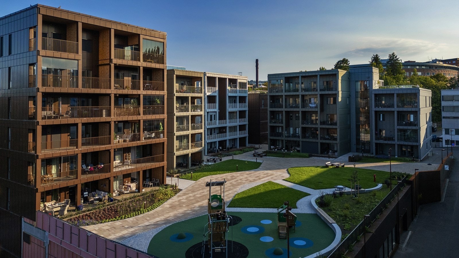 Fantastisk beliggenhet i Gjøvik sentrum med Hunnselva og Gjøvik gård som nærmeste naboer. Når siste byggetrinn D er ferdigstilt vil det bli en flott trapp ned til promenaden og elva samt en gangbro over til Storgata. Galleribilde