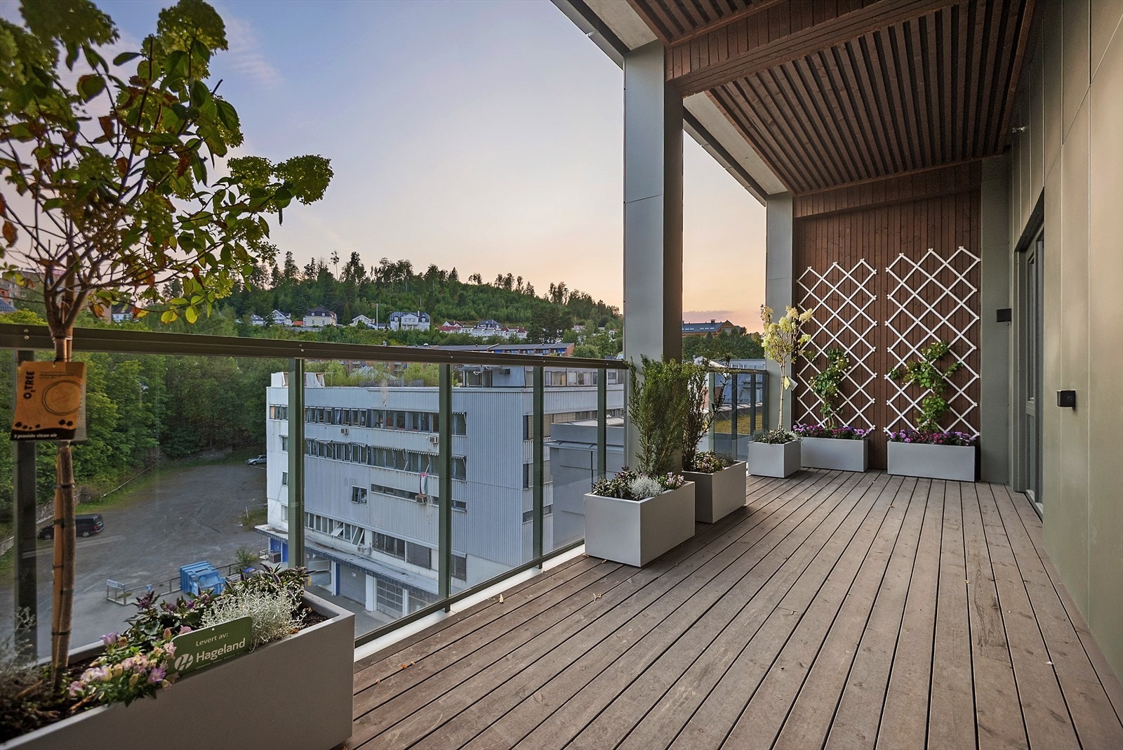 Balkongen vender mot sydvest hvor man kan nyte sola fra formiddag til kveld. Galleribilde