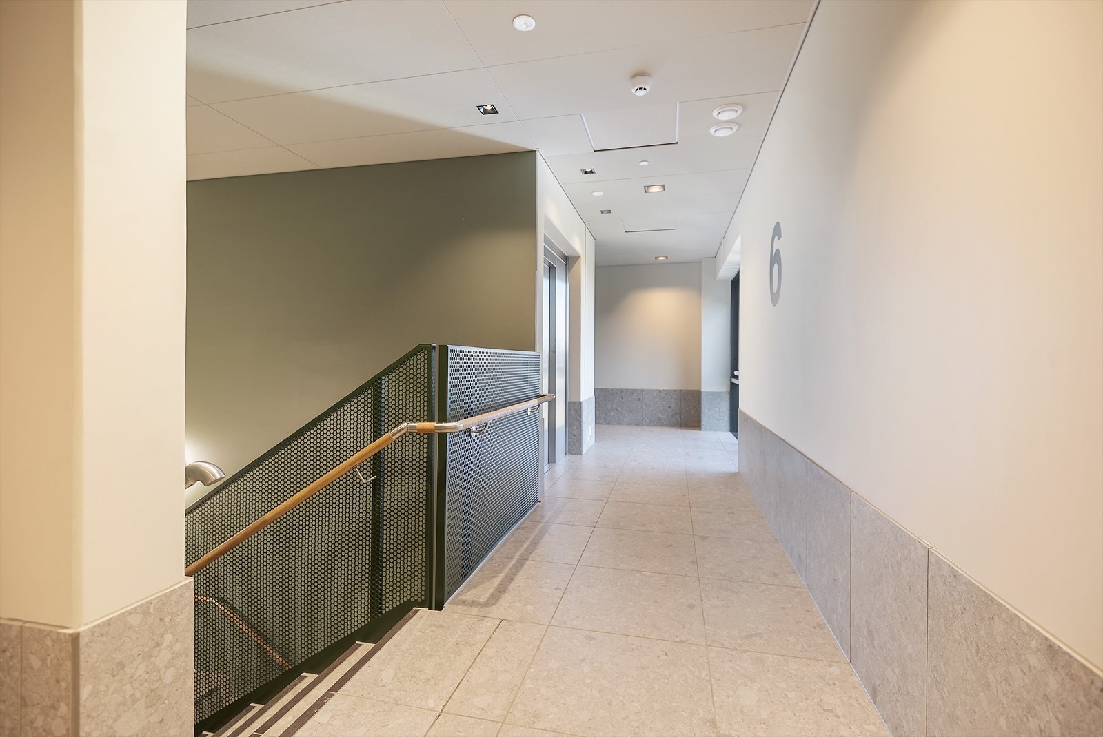 Farverikvartalet er kjent for flotte fellesareal. Hus B går i grønne toner med klassiske gulvfliser. Galleribilde