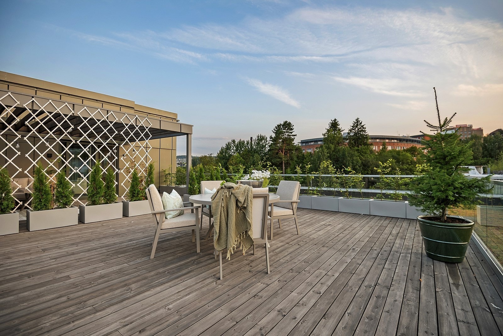 Åpen tak terrasse på over 100 kvm hvor den del har pergola Galleribilde