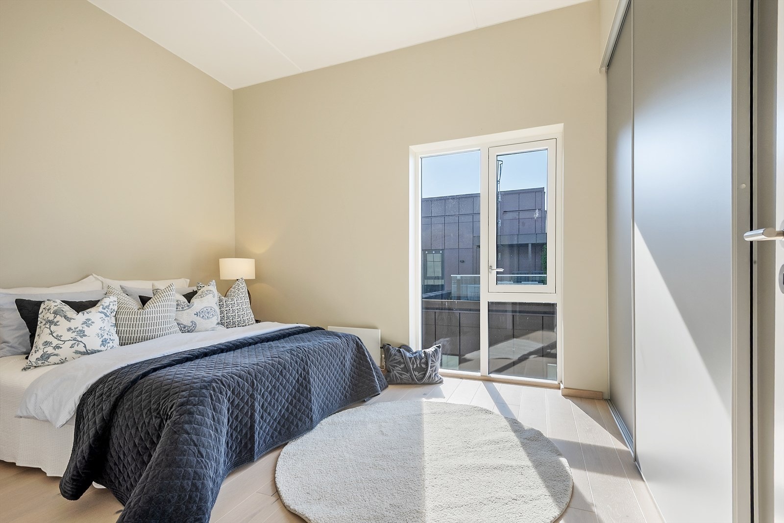 Hovedsoverommet med stor skyvedørsgarderobe og privat baderom. Galleribilde