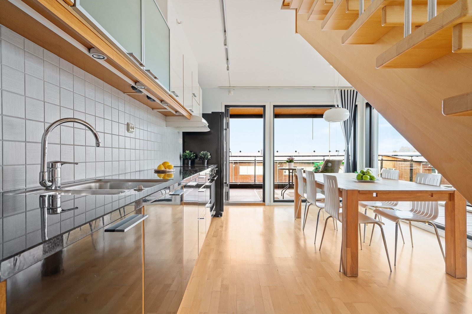 Innfelt vaskekum med benkeplate i granitt. Galleribilde