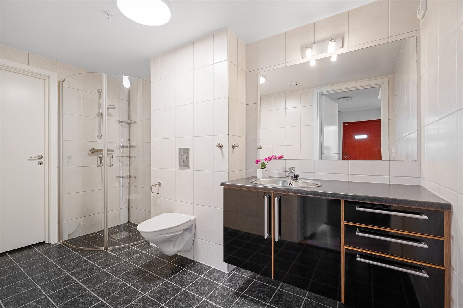 Helfliset bad med varmekabler i gulv. Galleribilde