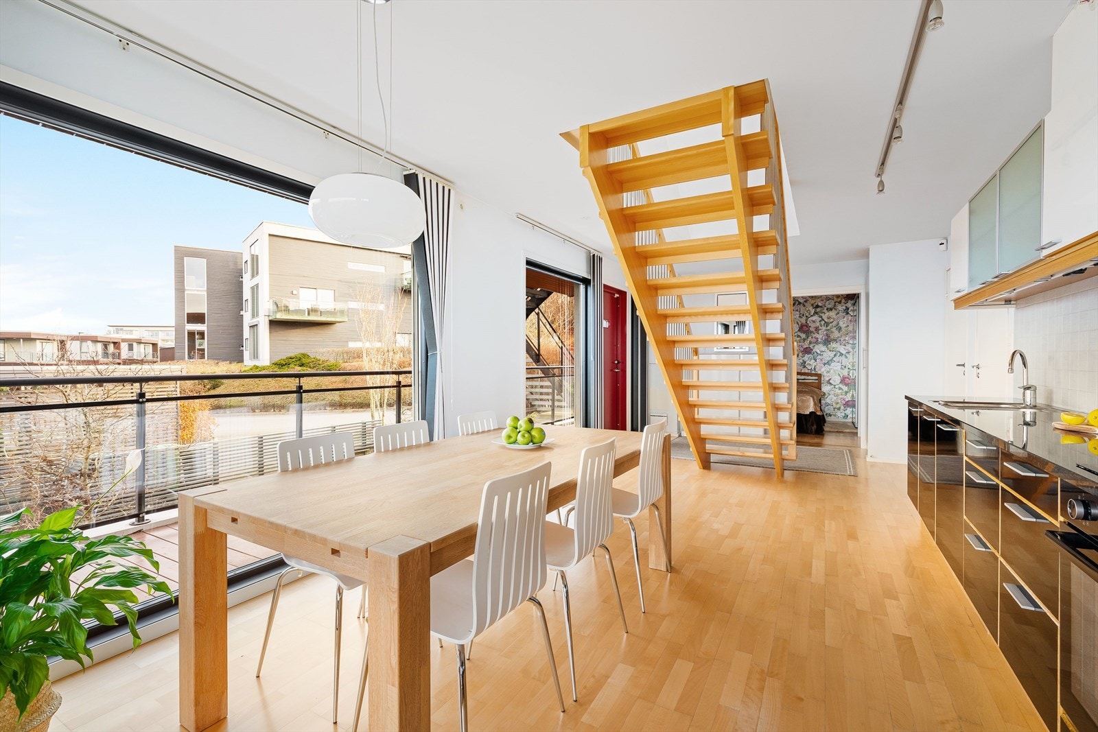 Store vinduer sørger for en naturlig atmosfære. Galleribilde