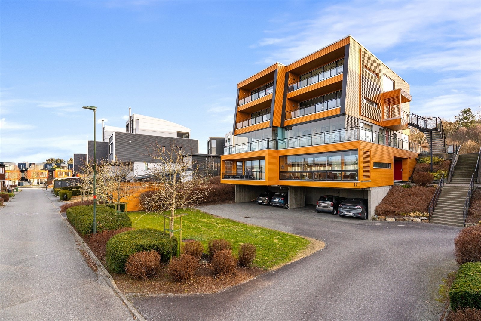 Boligen har en barnevennlig beliggenhet godt tilbaketrukket fra trafikk og i rolige omgivelser. Galleribilde