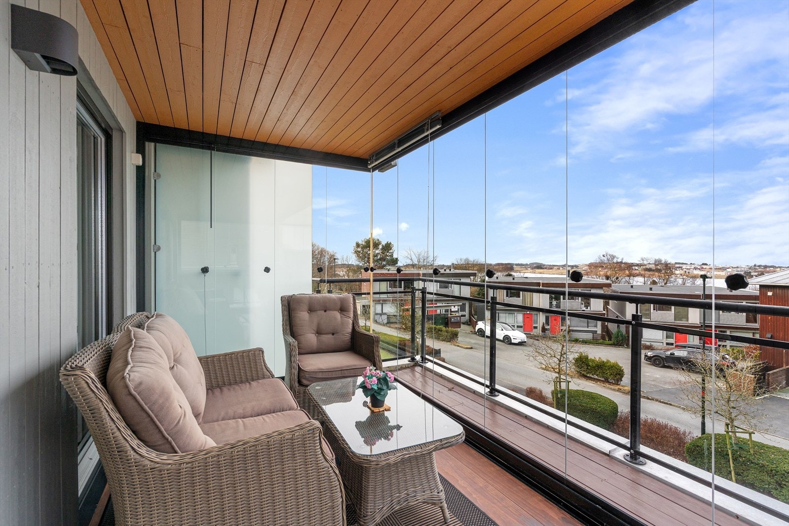 Videre fra kjøkkenet har du tilgang til innglasset balkong. Galleribilde