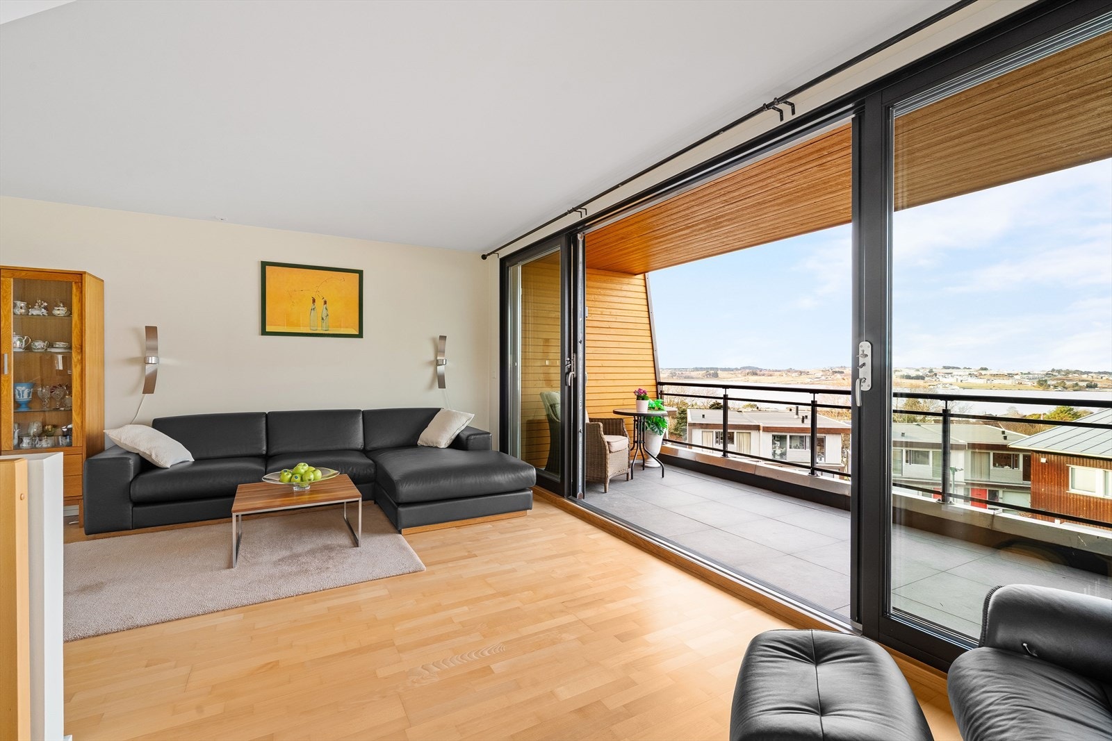 Romløsningen med vinduer som er strategisk plassert, ivaretar naturlig belysning og fin atmosfære. Galleribilde