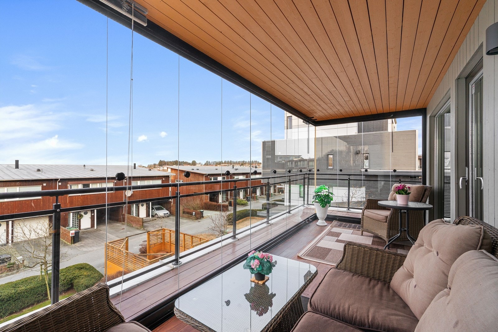 Innglassingen av balkongen gir deg en fin forlengelse av den sosiale sonen hele året. Galleribilde