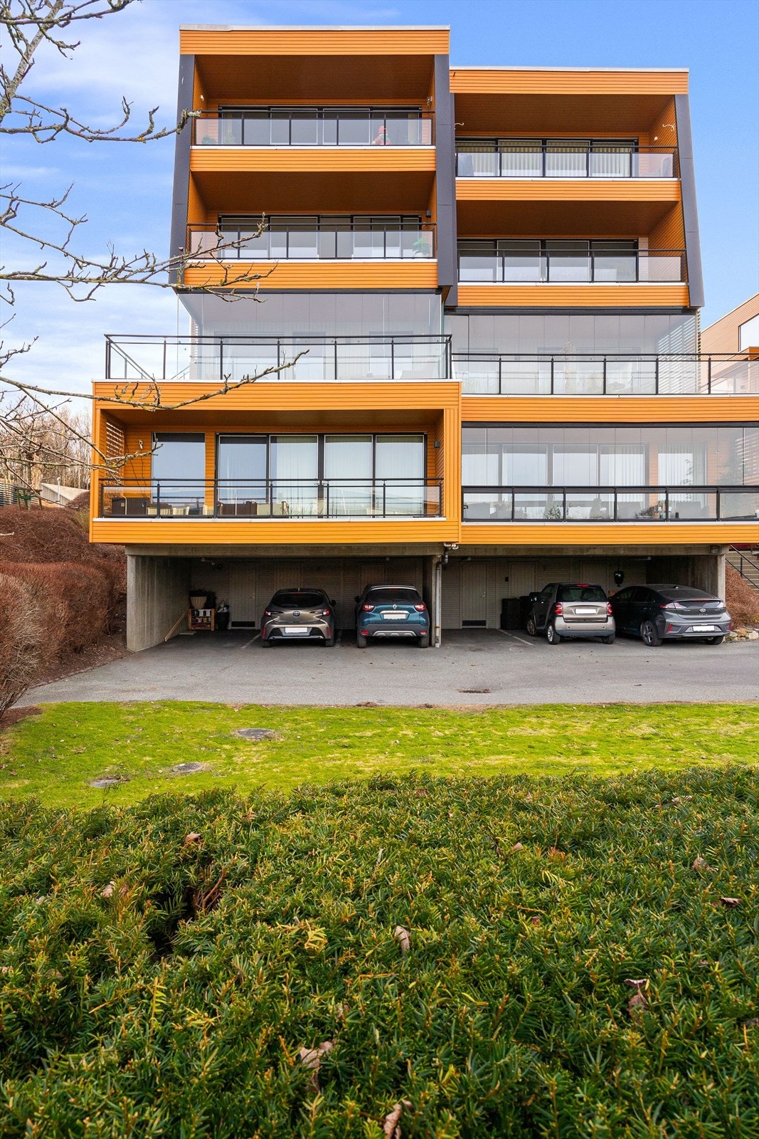 Du har 2 utvendige boder og parkering i carport. Galleribilde