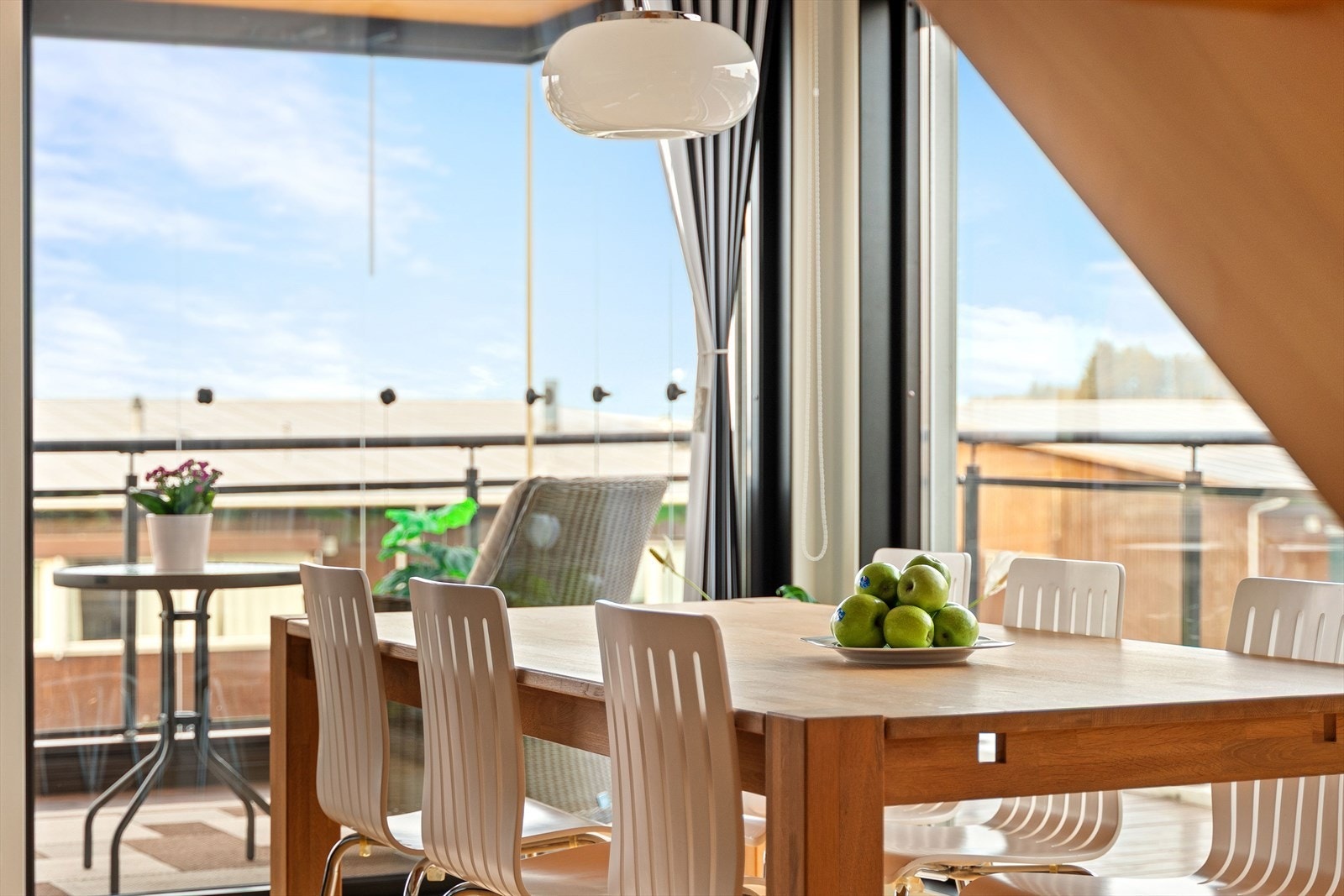 Spisebordet finner sin naturlige plass i forlengelsen av kjøkkenet. Galleribilde