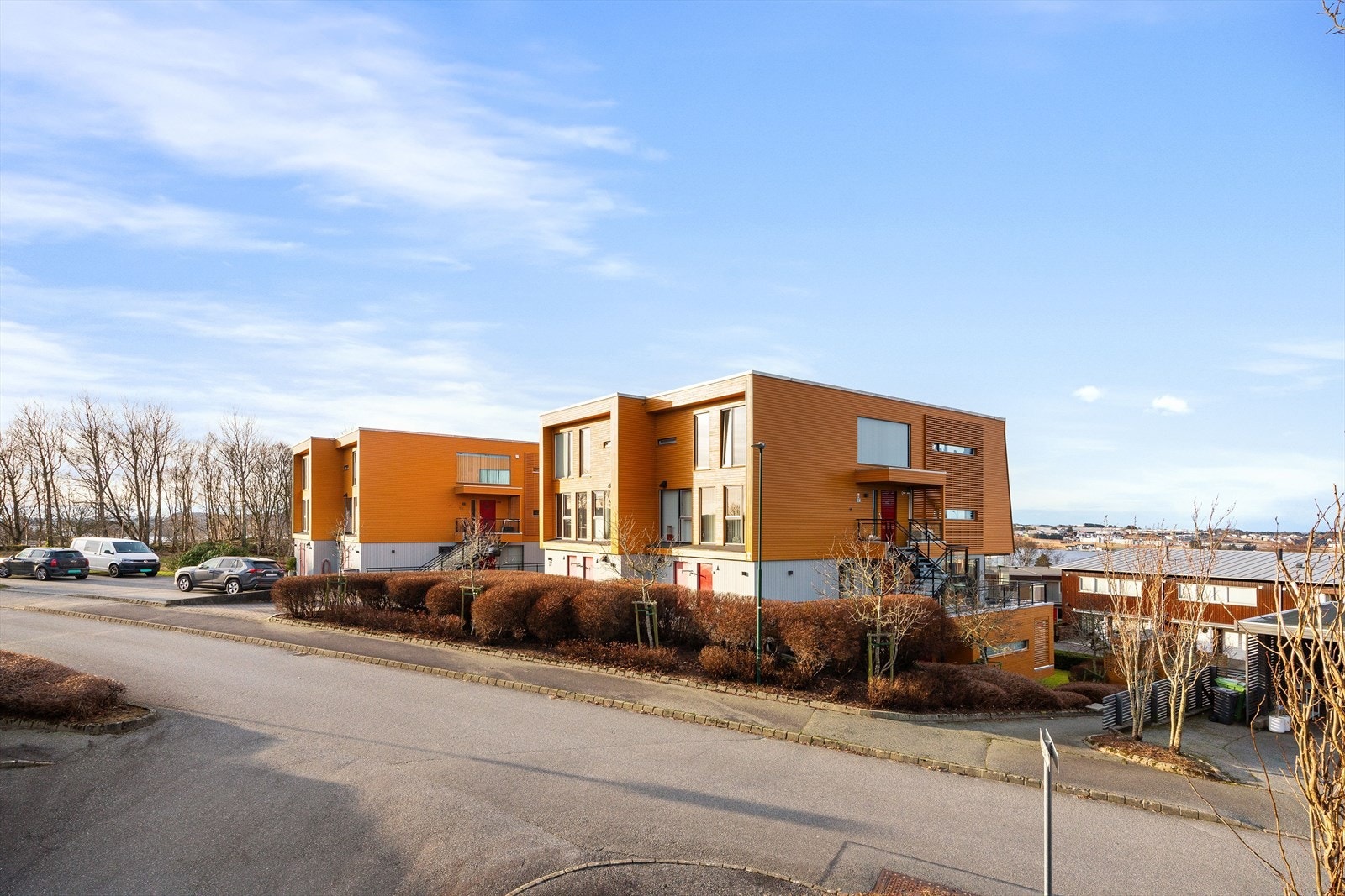 Her har man kort avstand til skole, barnehage og lekeplasser samt dagligvare i gangavstand. Galleribilde