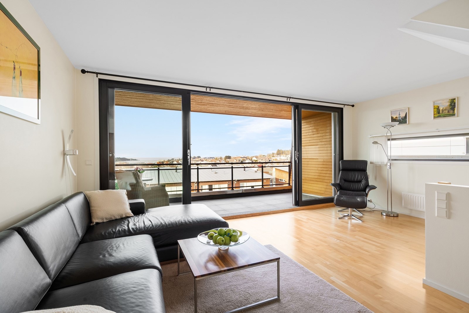 Her får du den sosiale sonen i egen etasje og har god plass til møblering av sofagruppe og andre ønsket møblement. Galleribilde