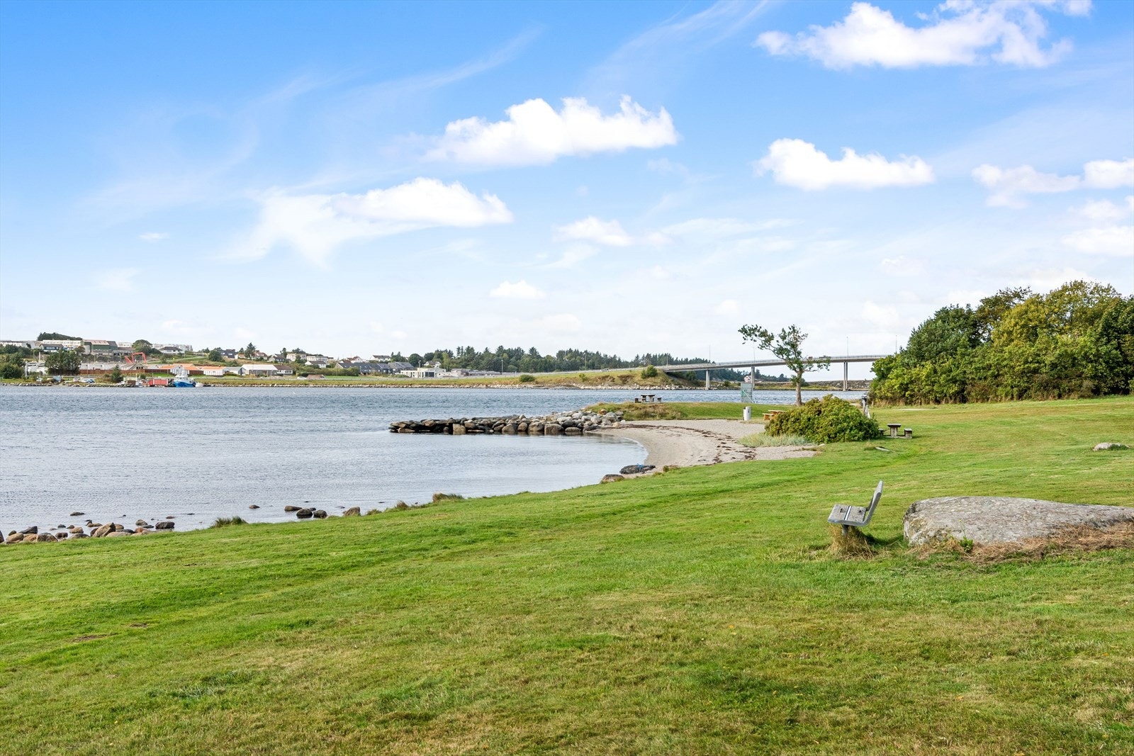 Det er flere flotte turomåder i nærmiljøet, særlig turstien langs sjøen er verdt et besøk, forøvrig har man Store Stokkavann og Hålandsvannet for den som ønsker variasjon i turløypene. Galleribilde