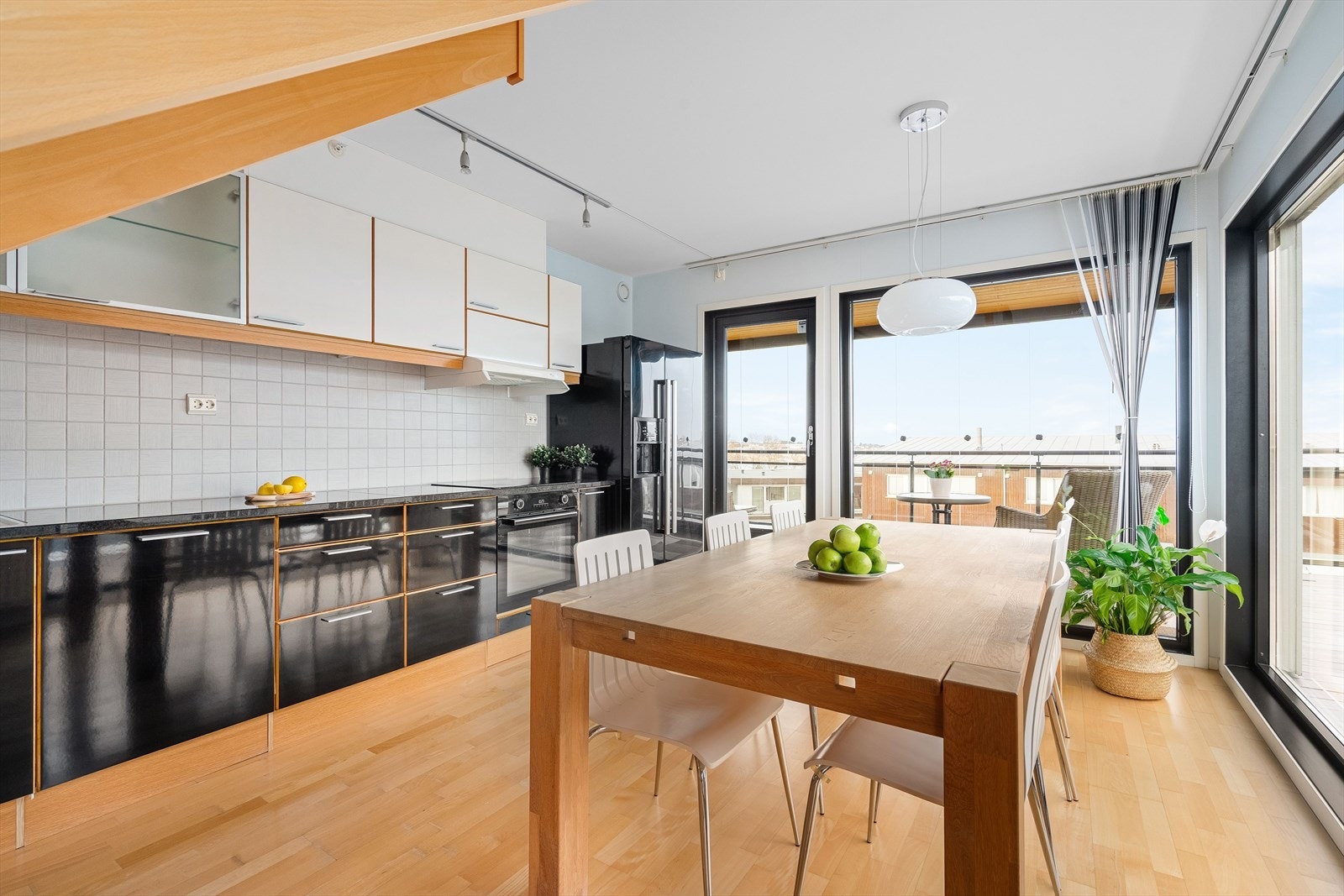 Sammen med kjøkkenet danner spisestuen et åpent og innbydende allrom. Galleribilde