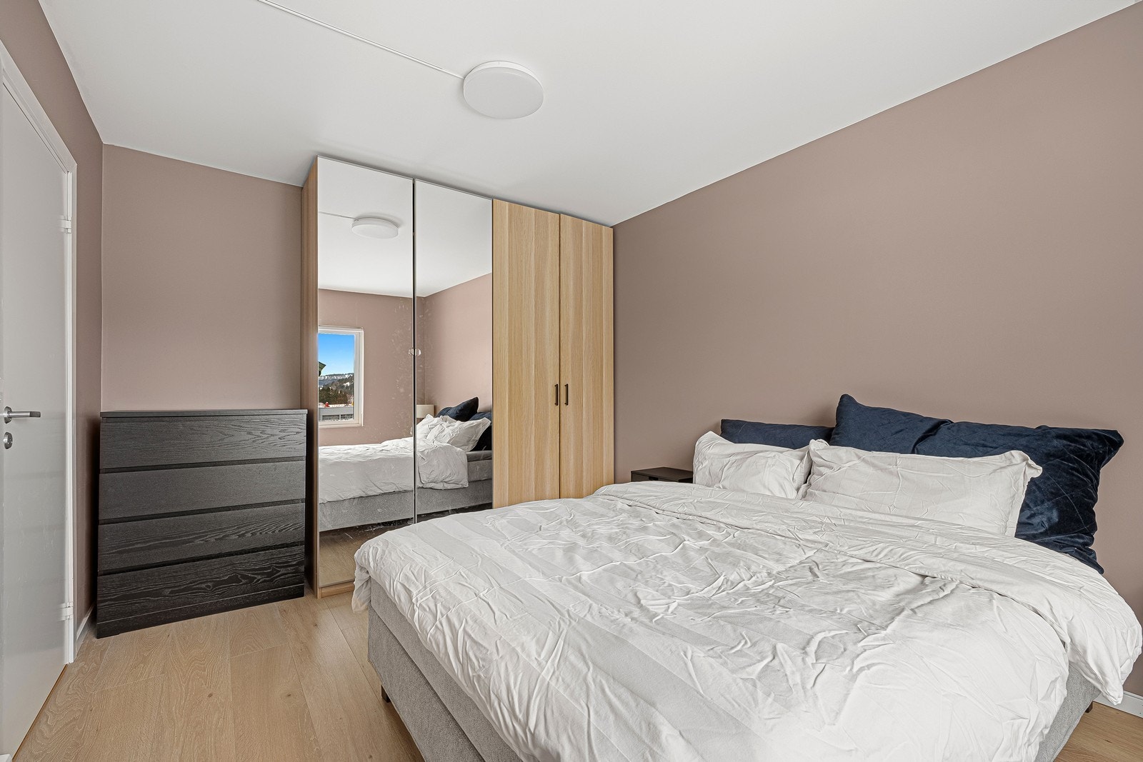 Hovedsoverommet har plass til dobbeltseng og tilhørende møblement, og fremstår som lyst og romslig. Galleribilde