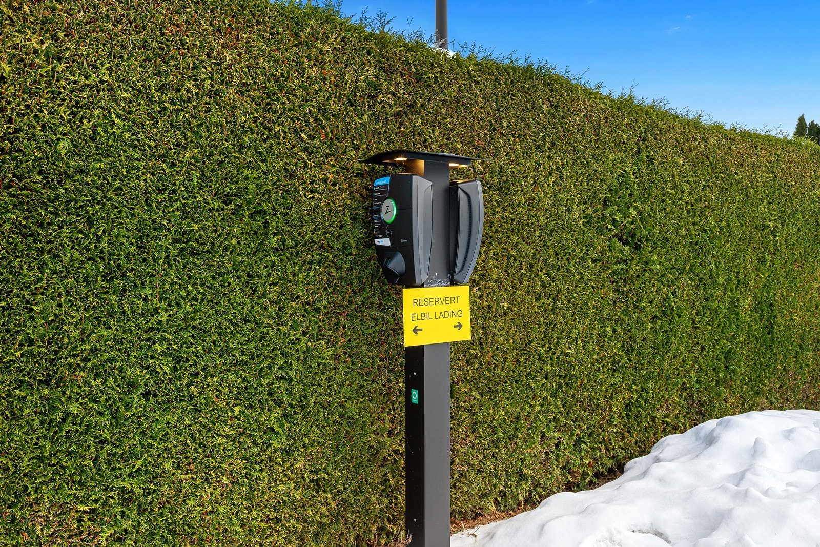 Ved parkeringsplassen er det mulighet for lading av elbil, som styres og betales gjennom appen Charge 365. Galleribilde