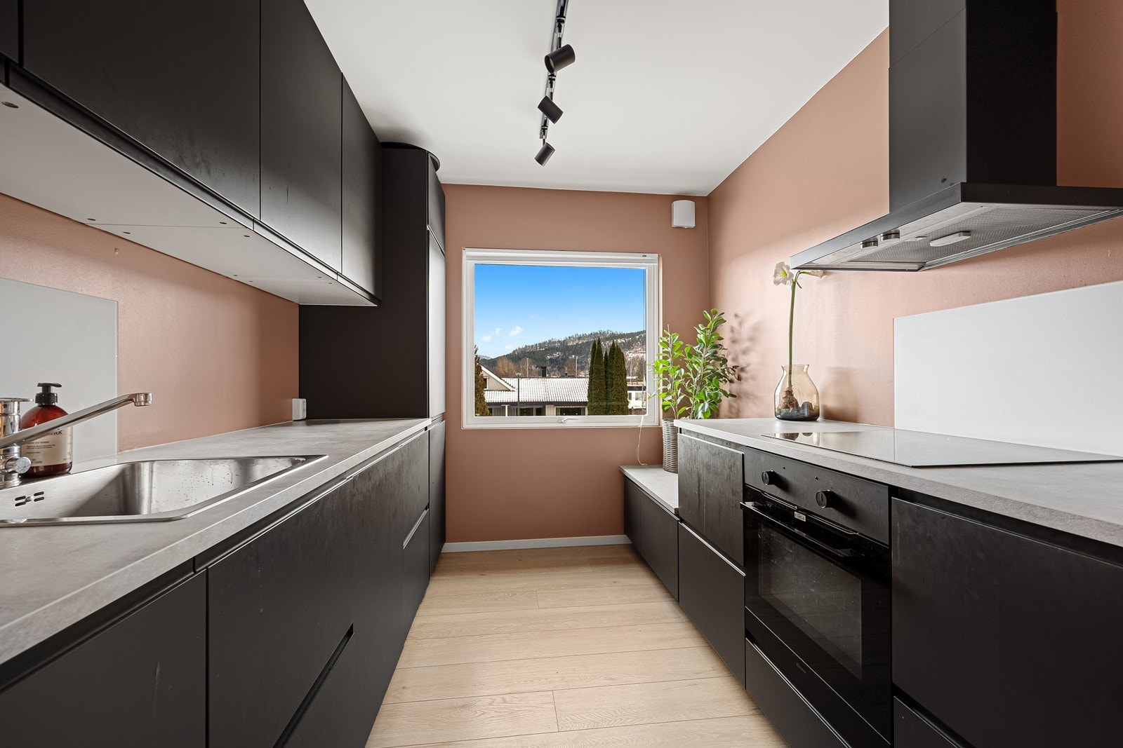 Kjøkkenet er pusset opp i senere tid og fremstår som moderne og funksjonelt. Innredningen er moderne med slette fronter som gir et stilrent uttrykk. Galleribilde