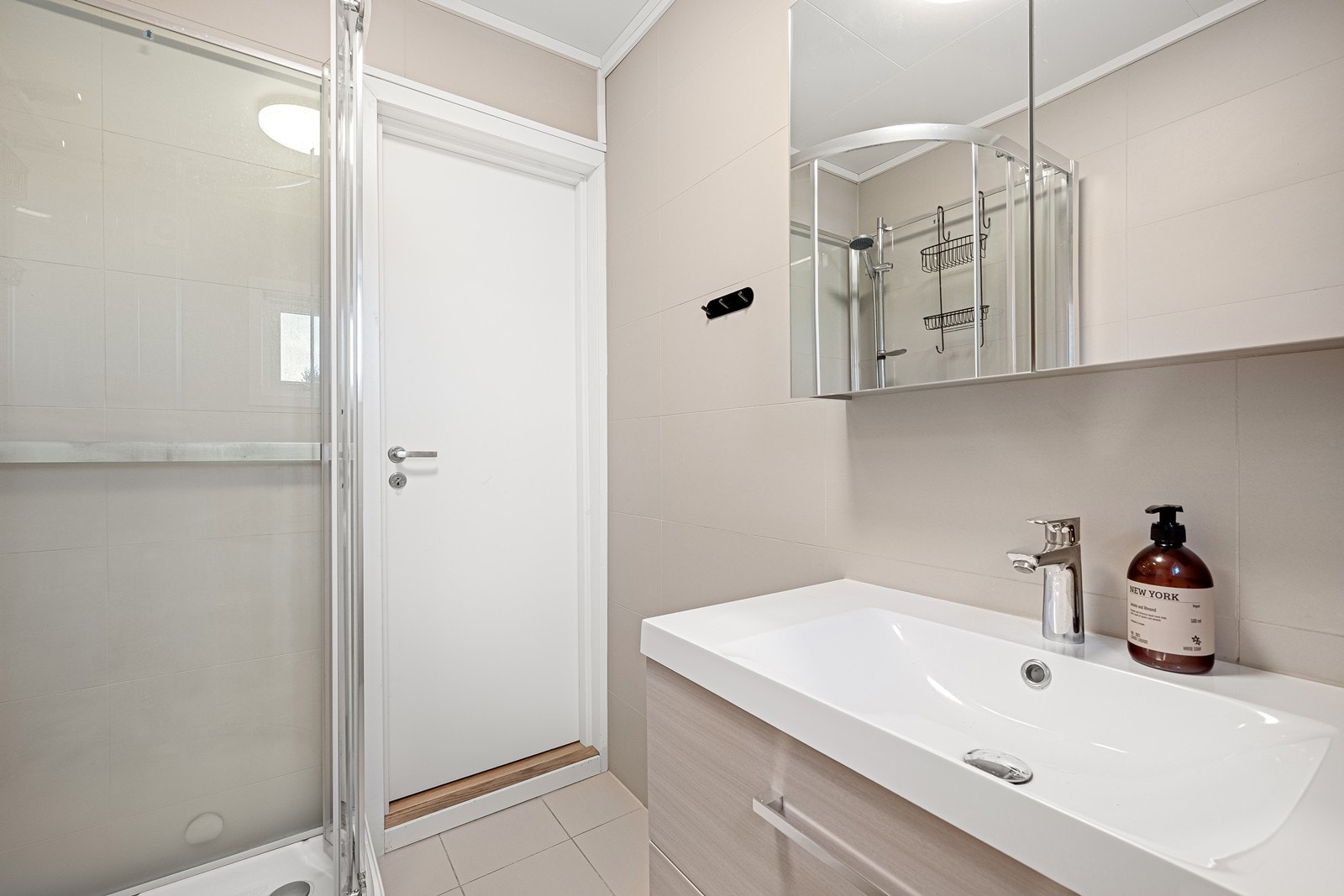 Badet er utstyrt med baderomsinnredning, dusjkabinett og toalett. Galleribilde