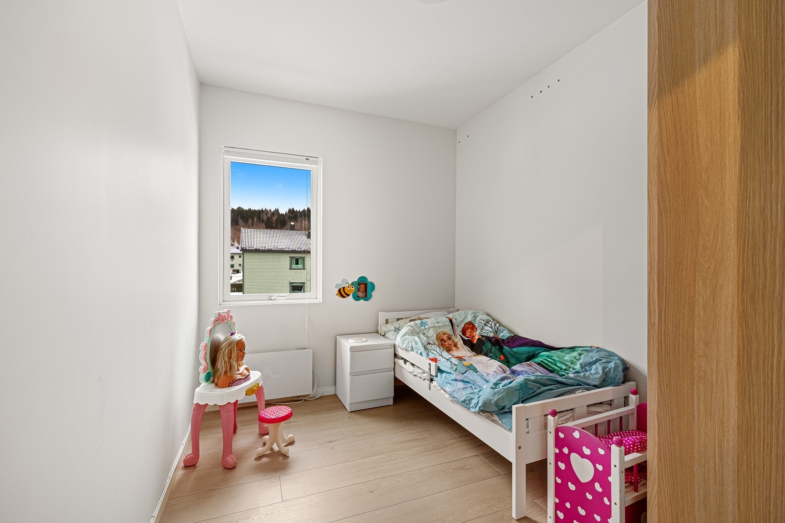 Alle soverommene har vindu som gir naturlig lys og gode luftemuligheter, samt tilfredsstillende plass til seng og oppbevaringsløsninger. Galleribilde