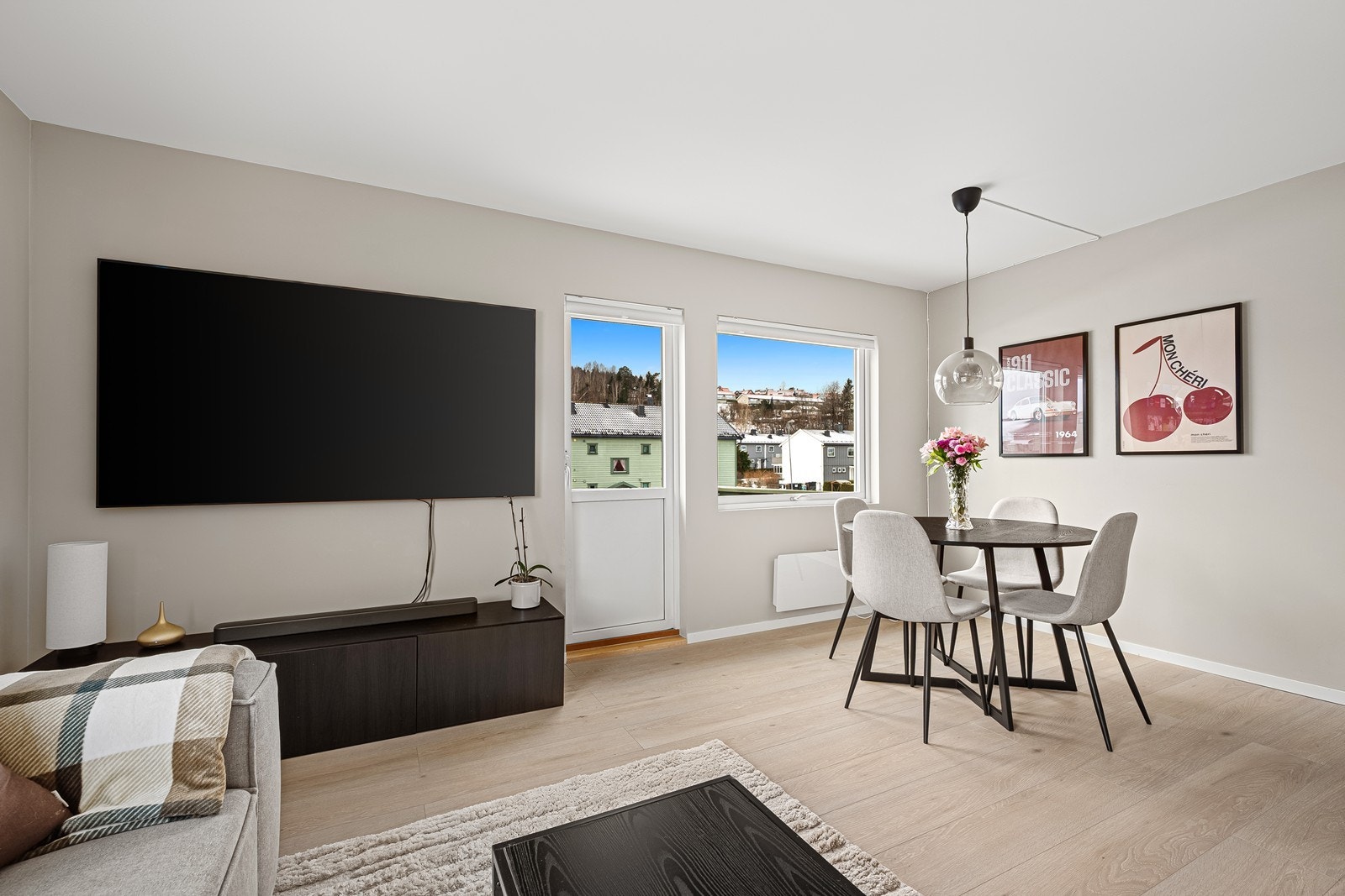 Fra stuen er det direkte utgang til en sydvestvendt balkong, som gir fine solforhold store deler av dagen. Galleribilde