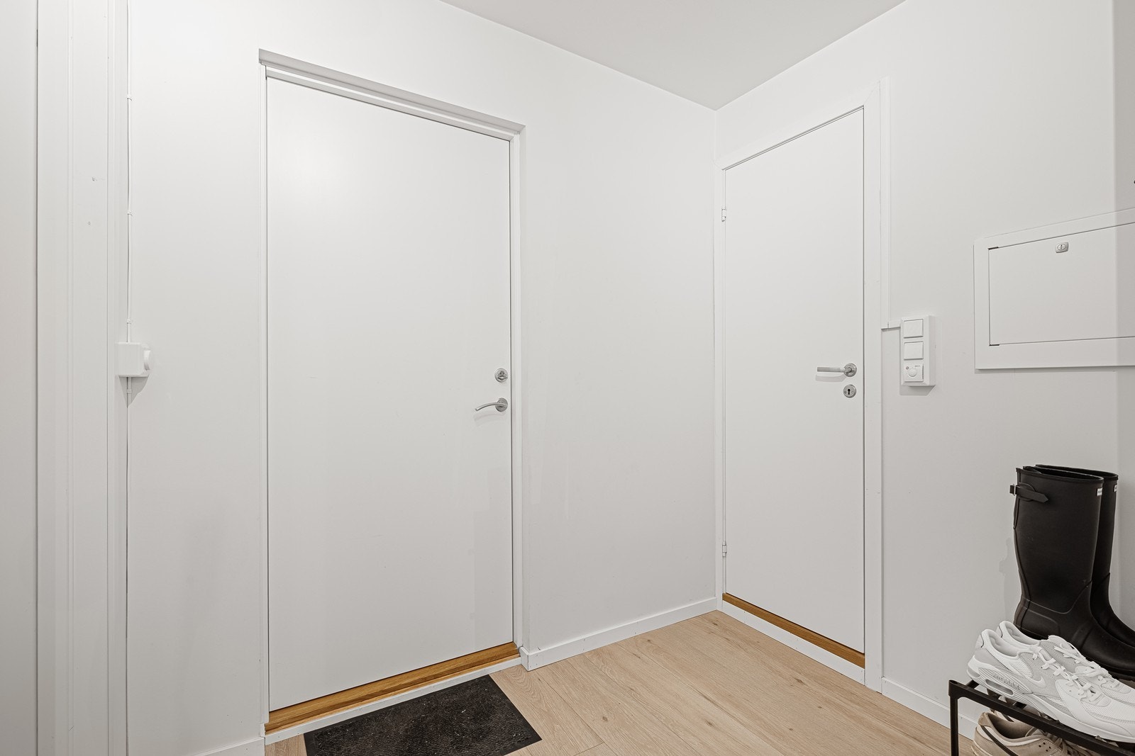 Sikringsskap med automatsikringer er plassert i felles trappeoppgang. Galleribilde