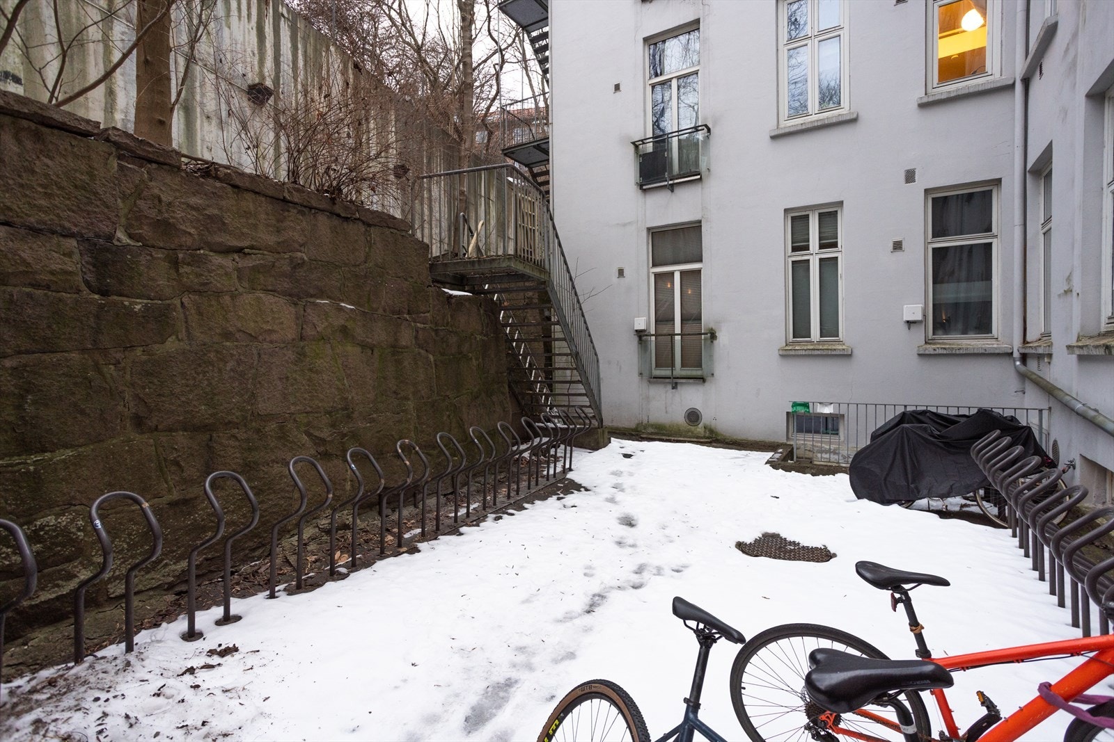 Bakgård med sykkelparkering. Galleribilde