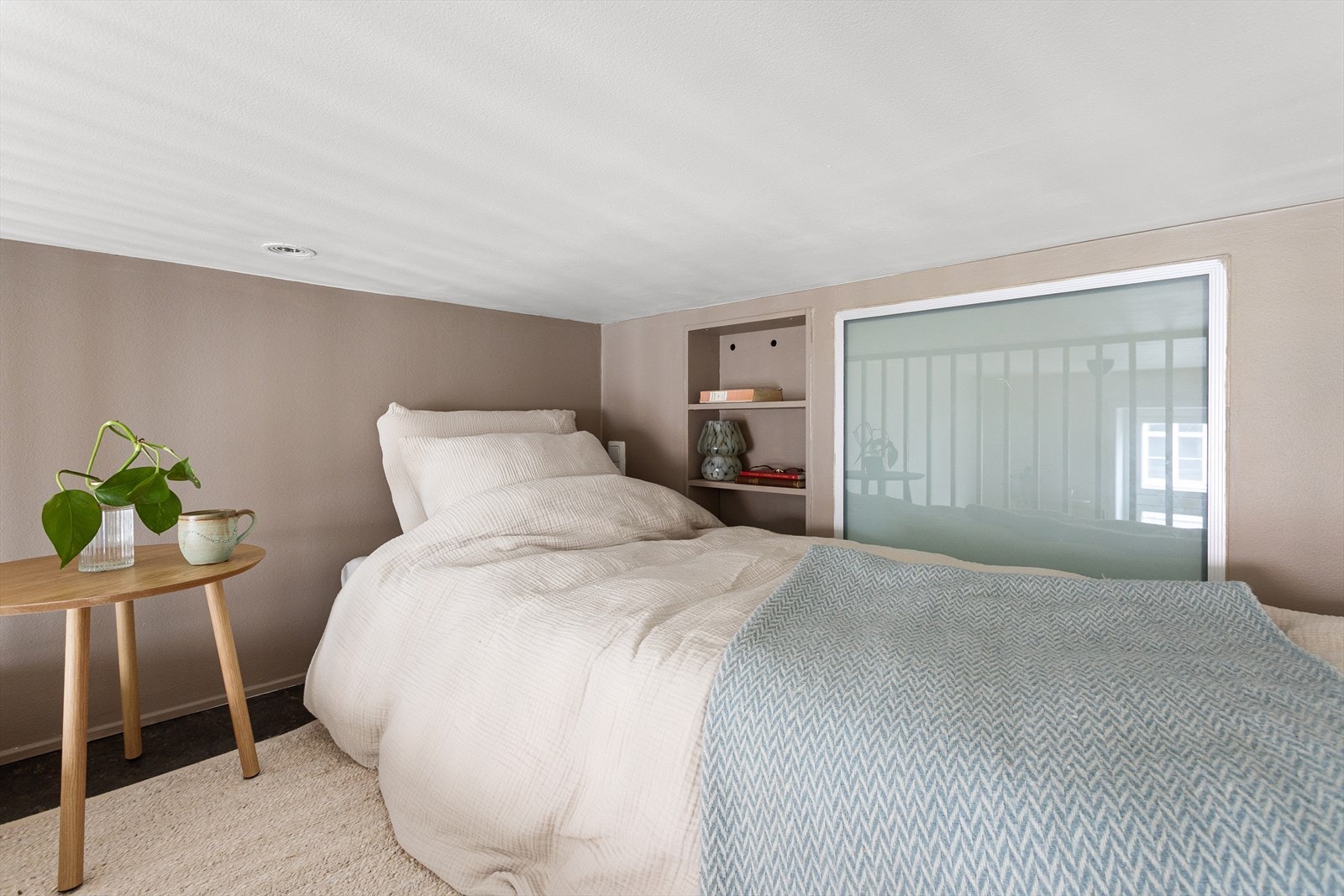 Praktisk hems med plass til dobbeltseng. Galleribilde