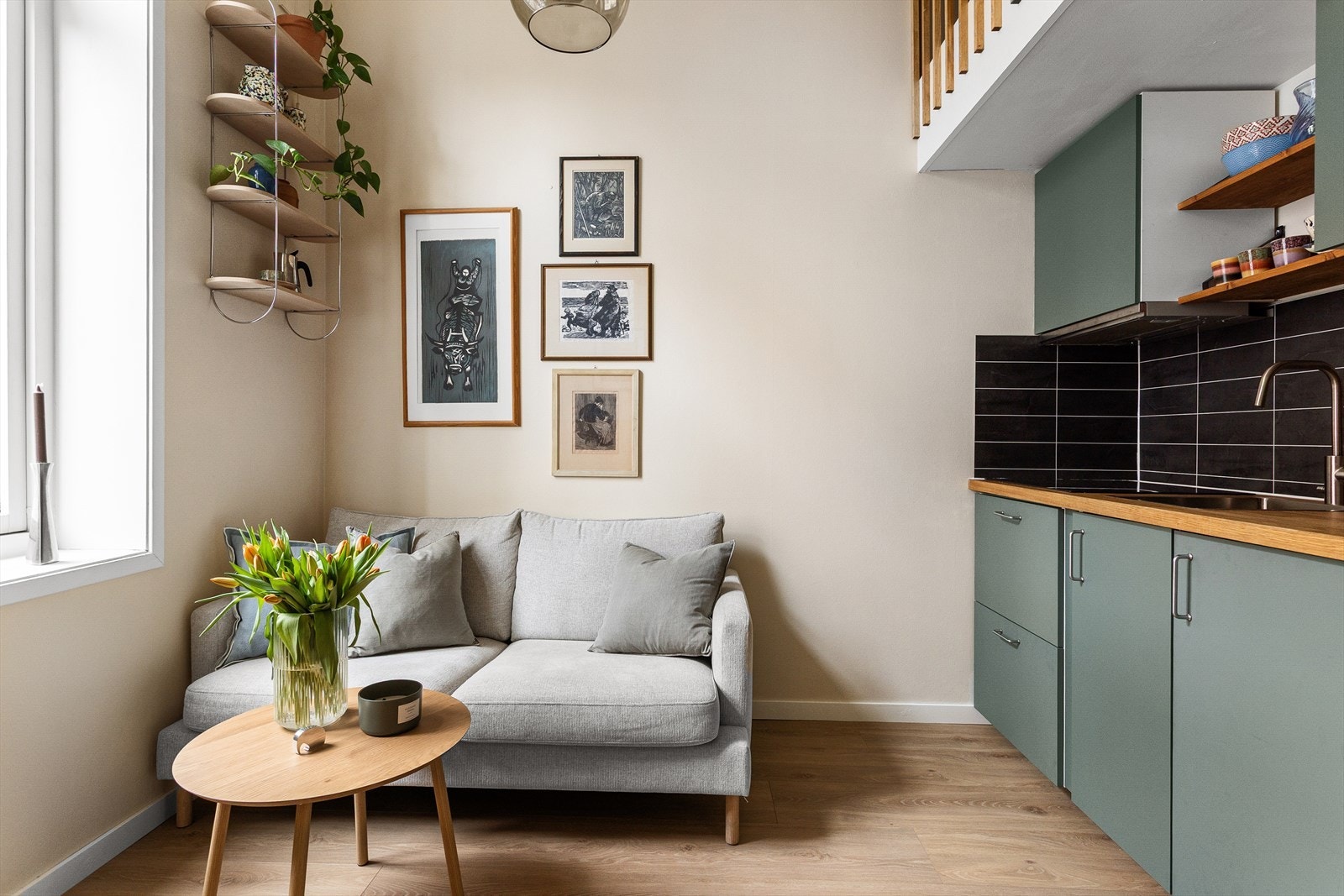 Leiligheten er malt i delikate og tidsriktige farger. Galleribilde