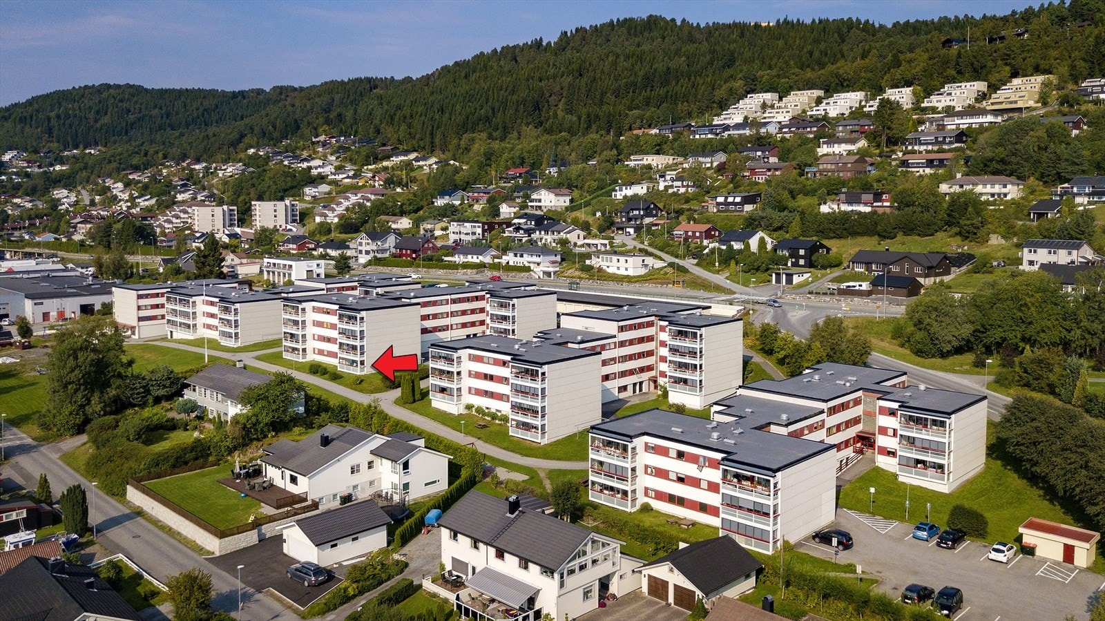 Leiligheten har en fin beliggenhet lengst syd i borettslaget Galleribilde