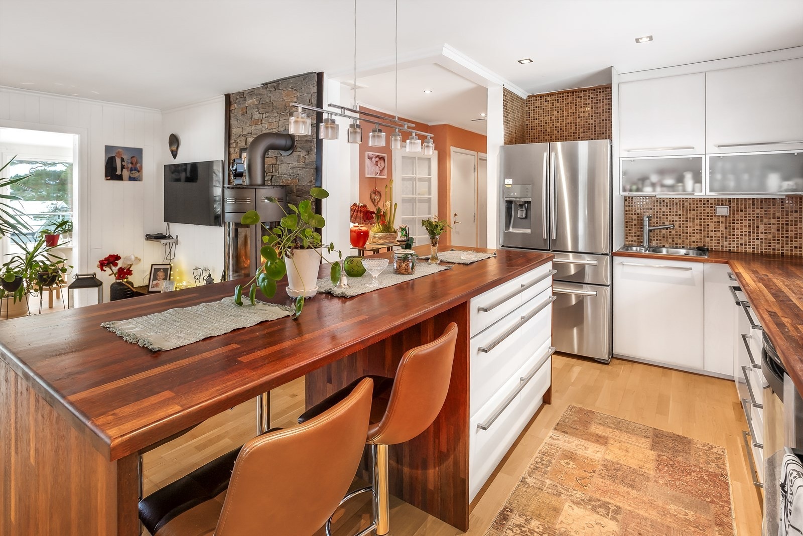 Kjøkkenøy med bar løsning et perfekt sted der en kan nyte frokosten. Galleribilde