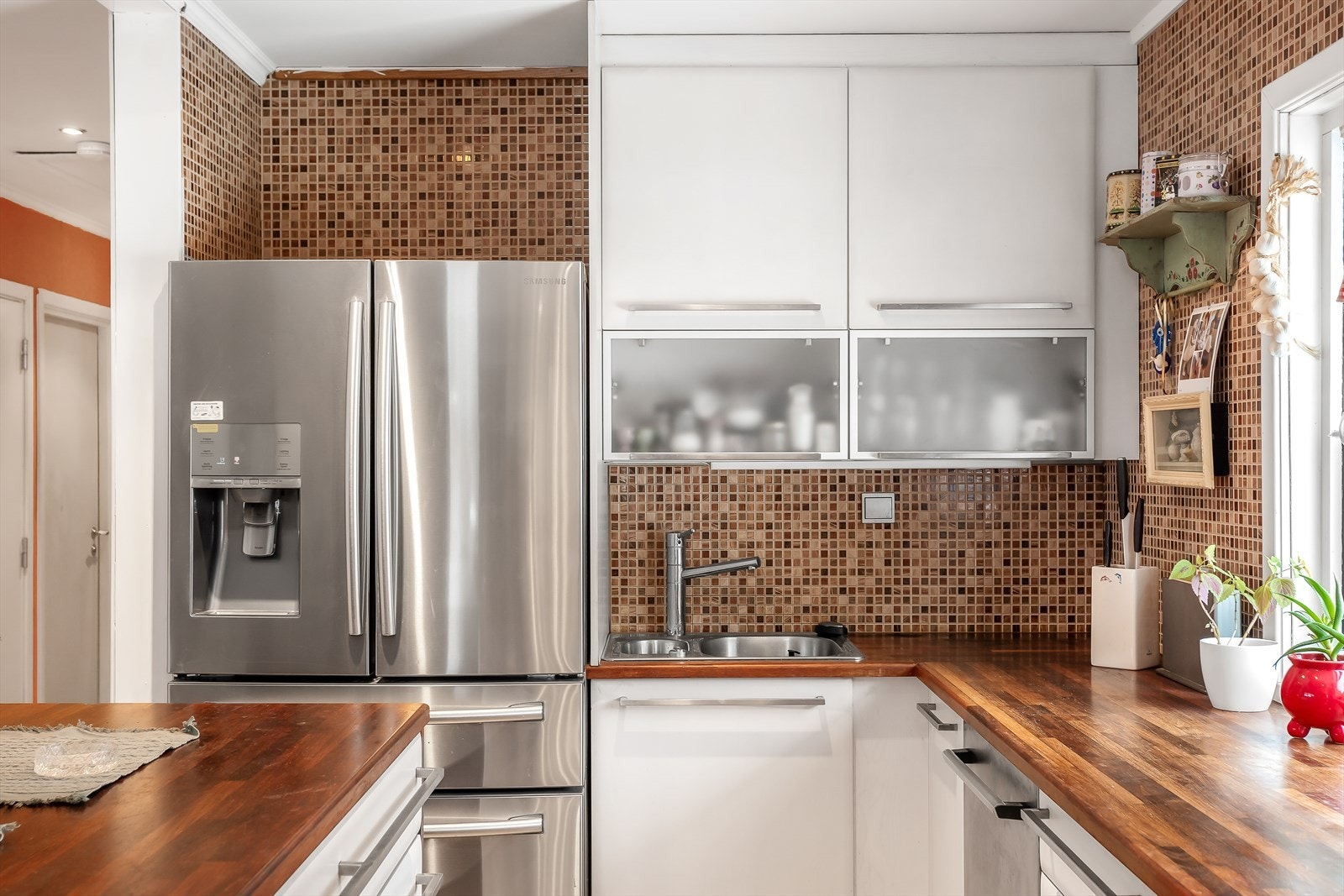 Integrert koketopp, stekeovn, mikrobølgeovn og kaffemaskin. Vinskap. Kjøkkenøy med barløsning og skap. Ventilator med utlufting. Galleribilde