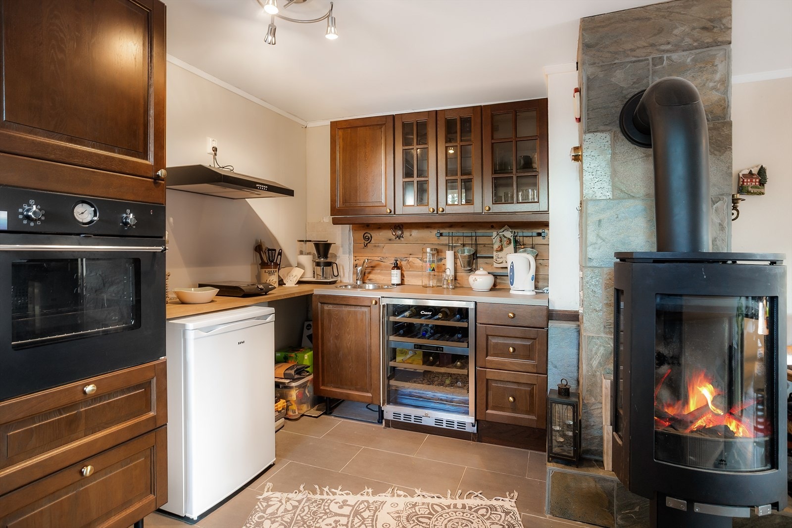 Hybelen i kjelleretasjen er innredet med stue med åpen løsning mot kjøkken, innredet rom og bad. Galleribilde