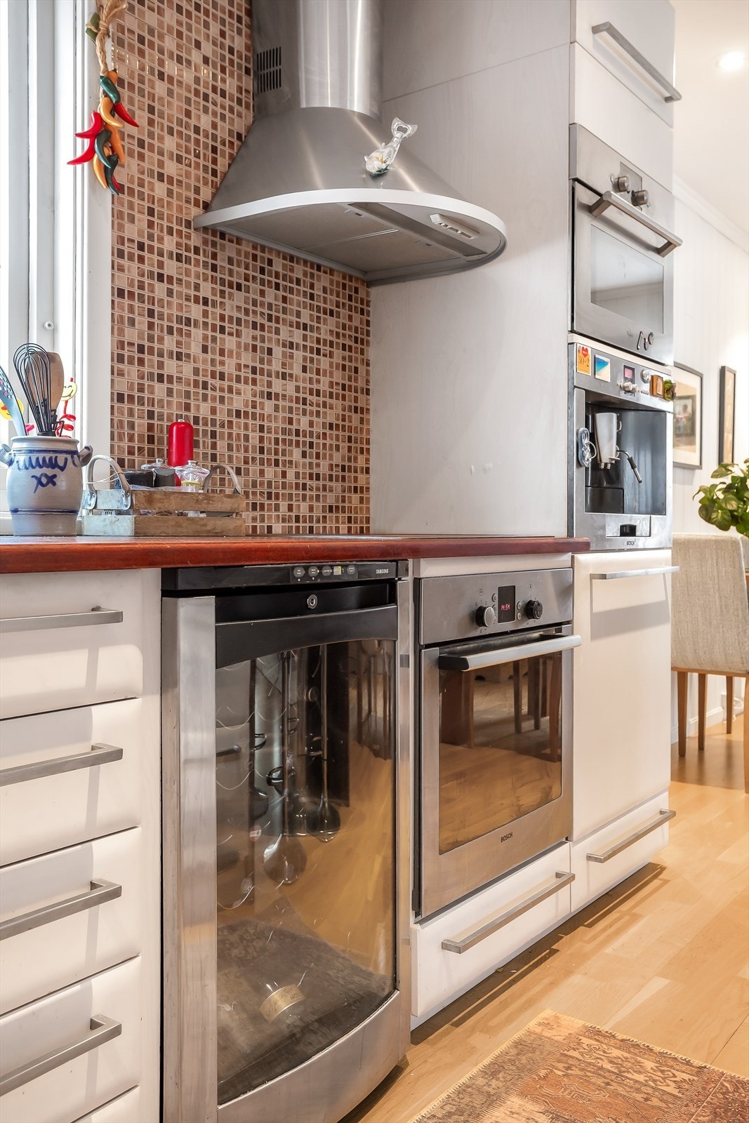 Kjøkkenet har vinskap. Galleribilde