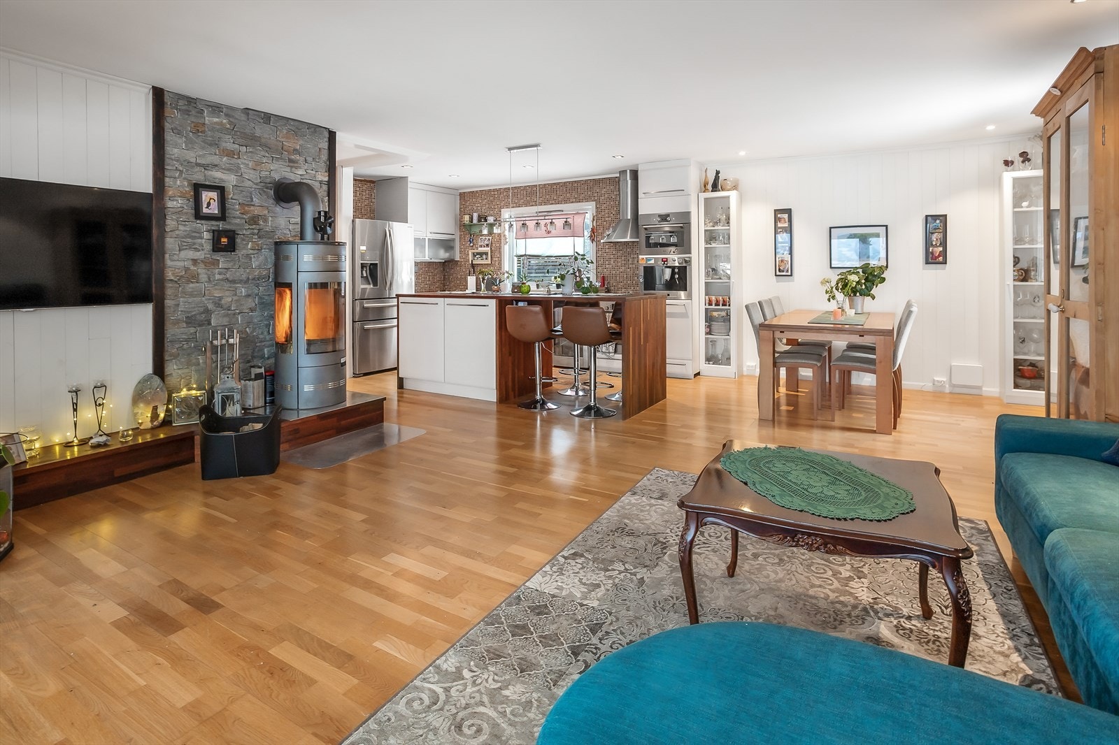 Eiendommen strekker seg over 2 etasjer, og har egen inngangsdør i kjelleretasjen som er innredet som hybel (ikke godkjent). Galleribilde