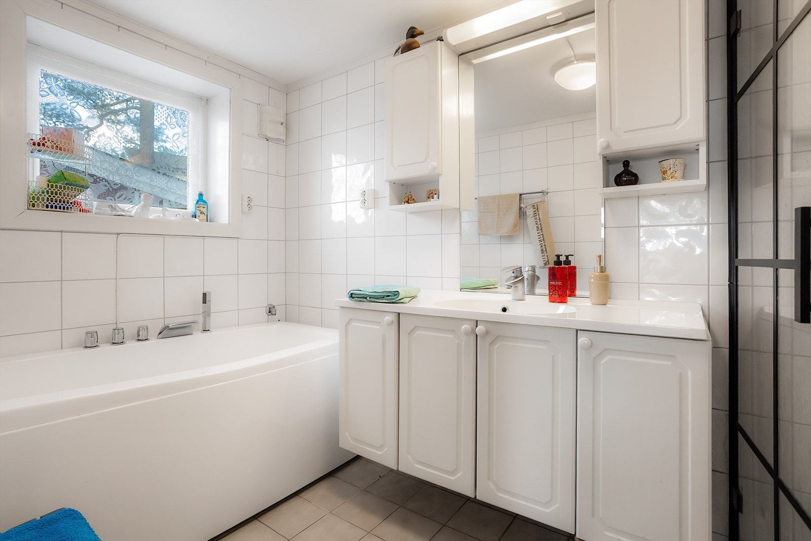 Innredet med servantinnredning, badekar, dusjhjørne og wc. Galleribilde