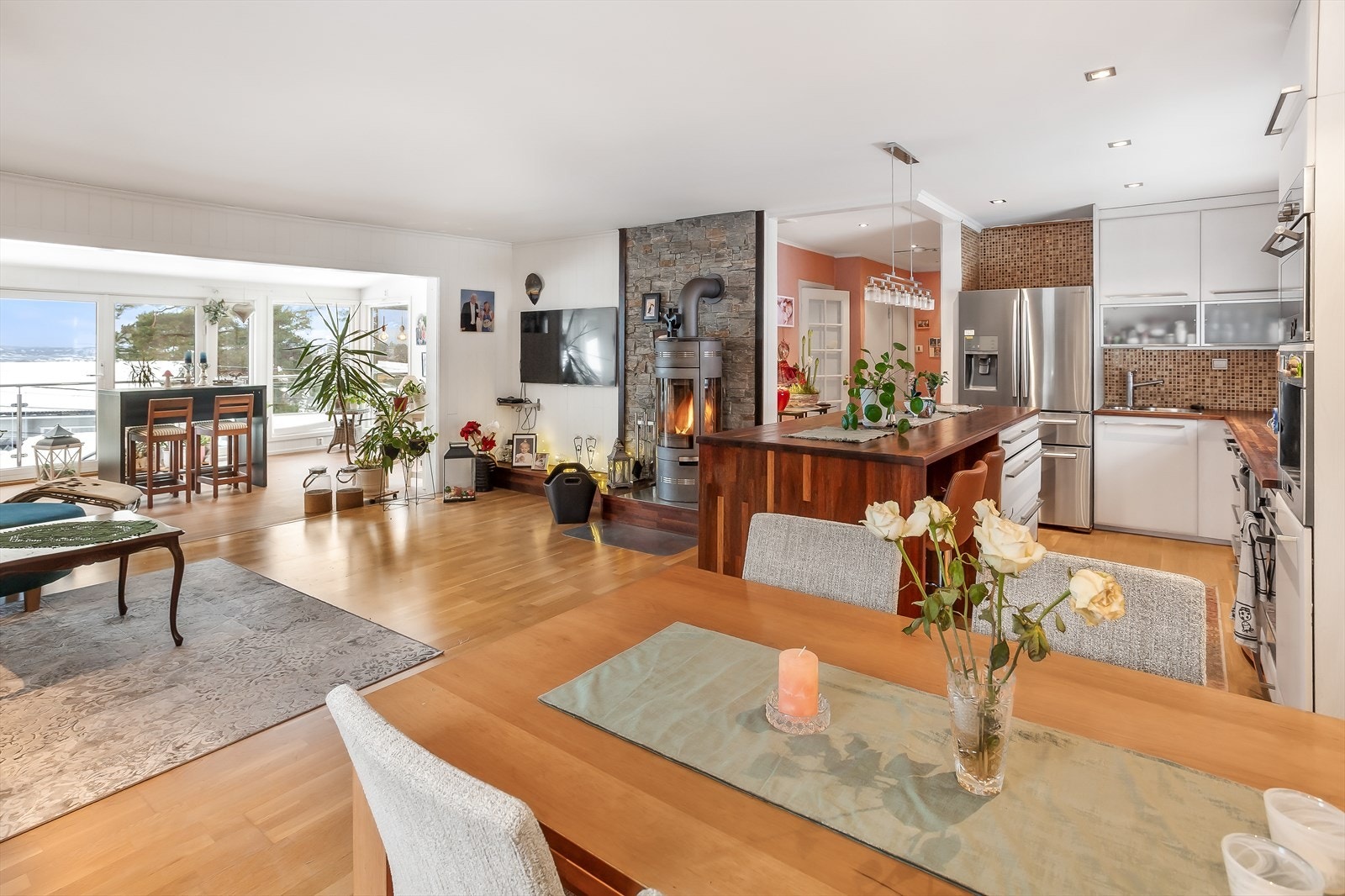 Rommet har en velholdt standard med tidløse materialer, og byr på en behagelig atmosfære som gjør det enkelt å trives. Galleribilde