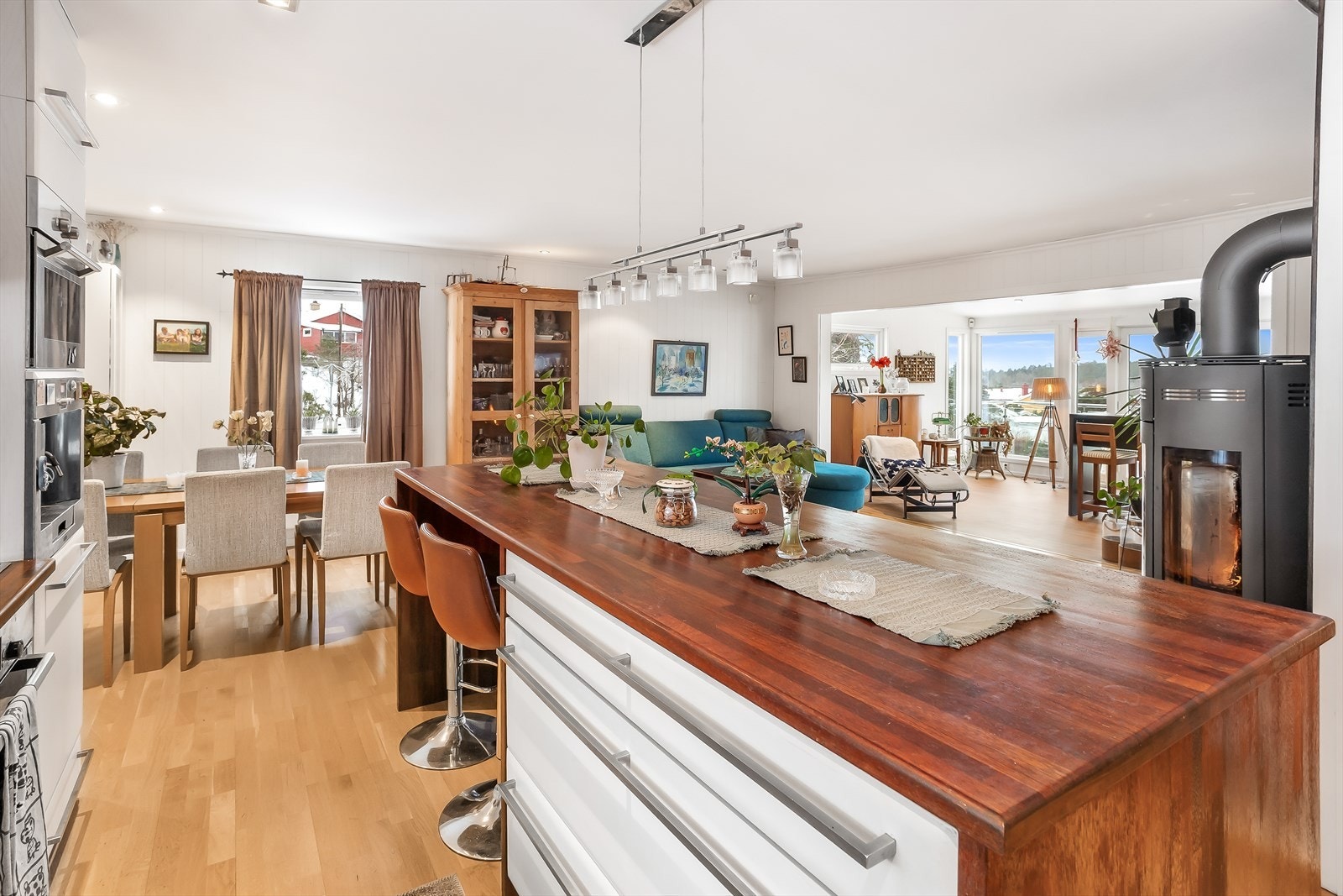 Her får du god plass til både sofagruppe og spisestue, og den åpne løsningen mot kjøkkenet gir en luftig og sosial sone. Galleribilde